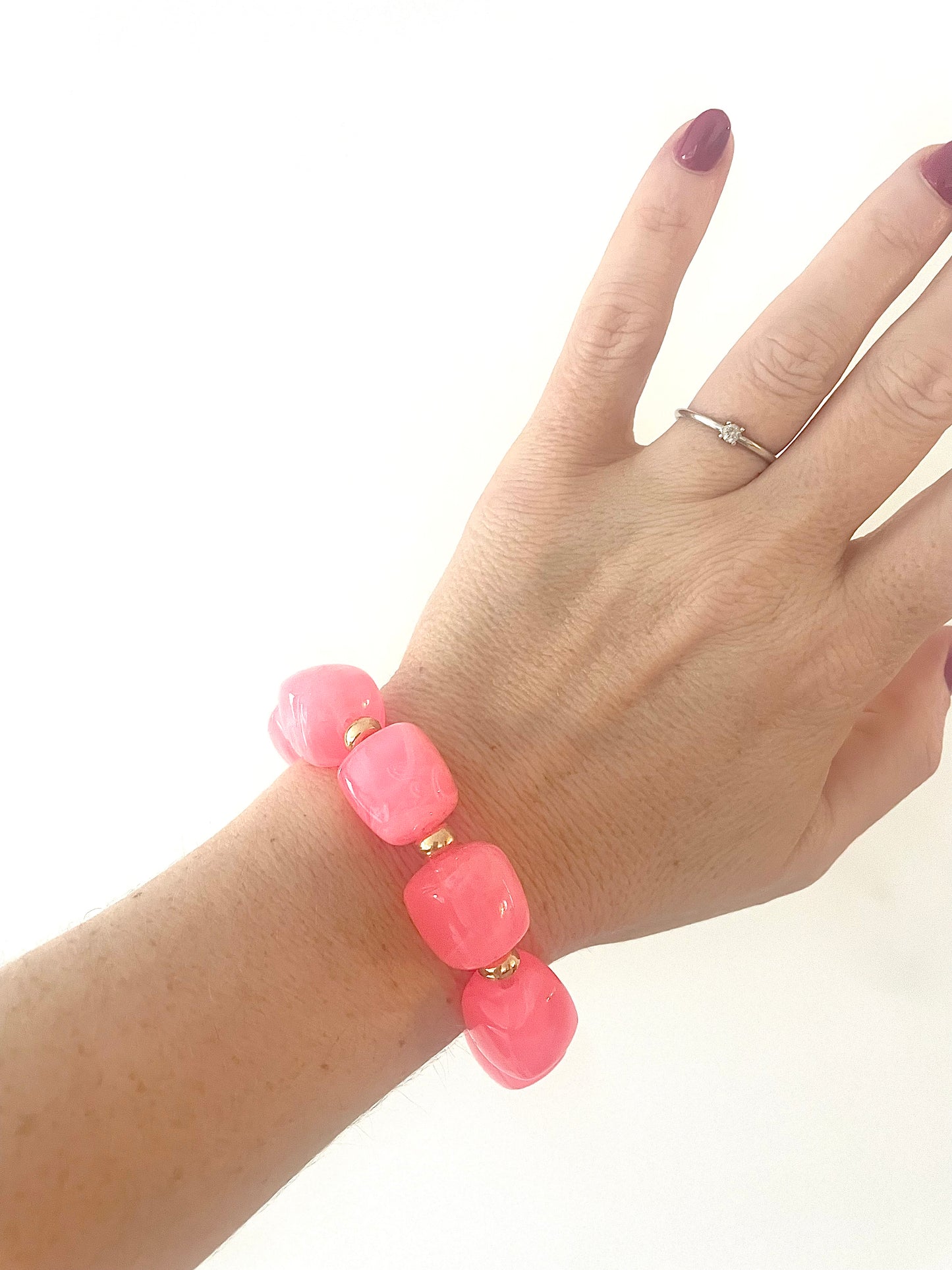 porté bracelet SOLENE rose bonbon