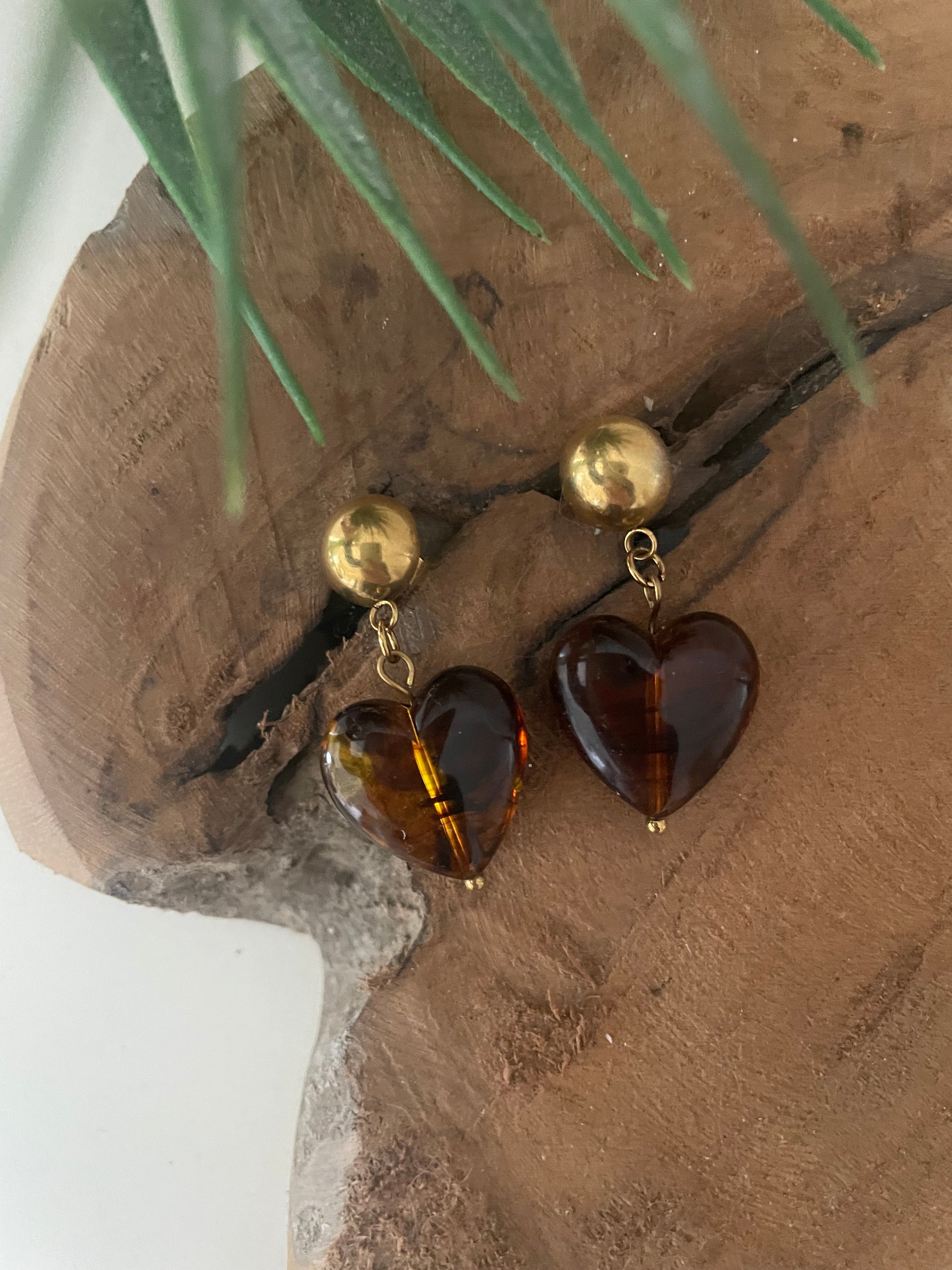Petites boucles coeur marron translucide et clou boule acier inox doré 