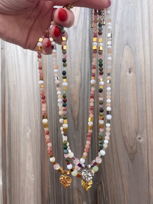 Collier GISÈLE pierre naturelle et petit pendentif martelé fait main