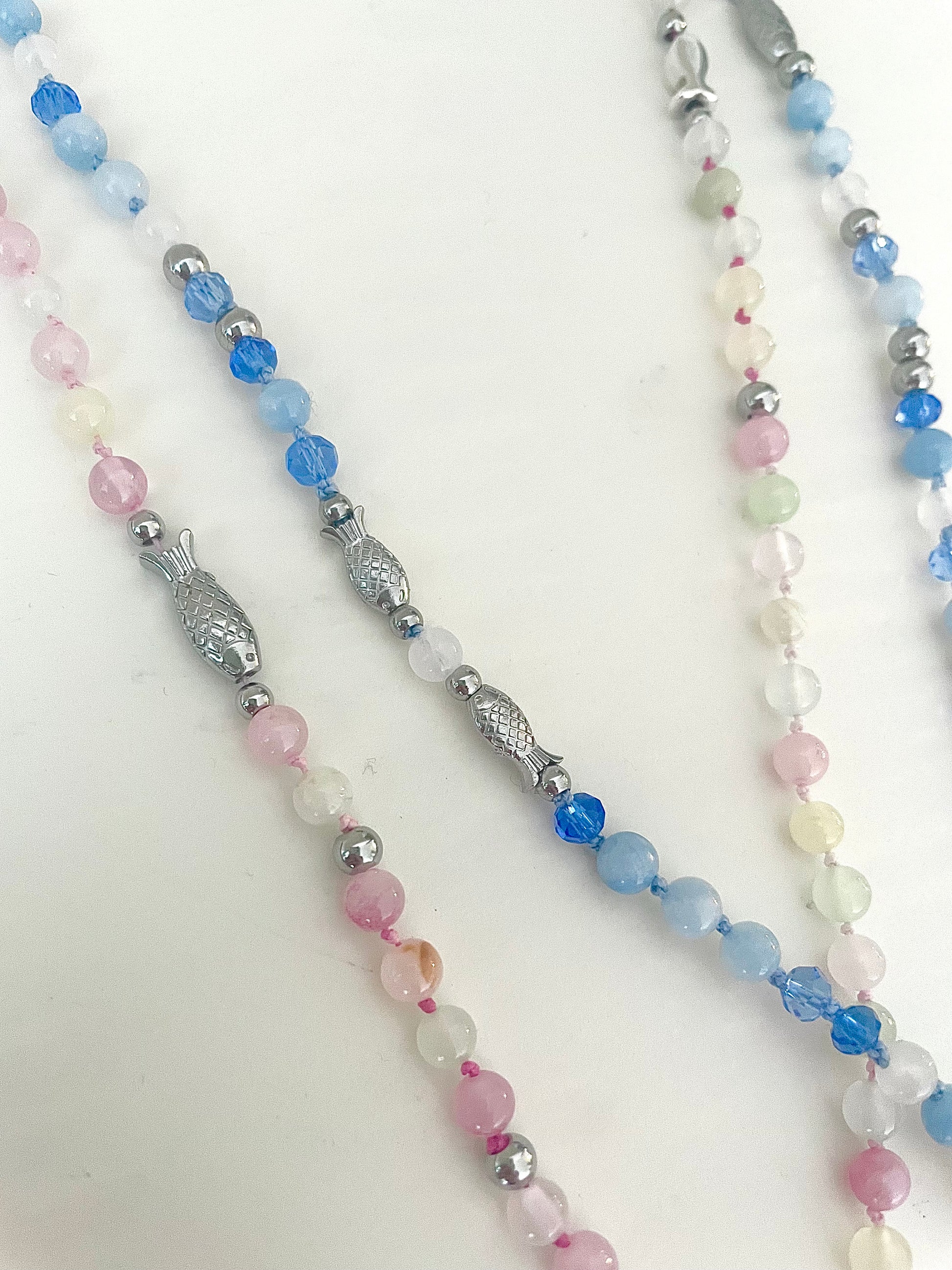 Grand zoom des pierres naturelles du collier le poisson Jacqueline sélection rose et bleu