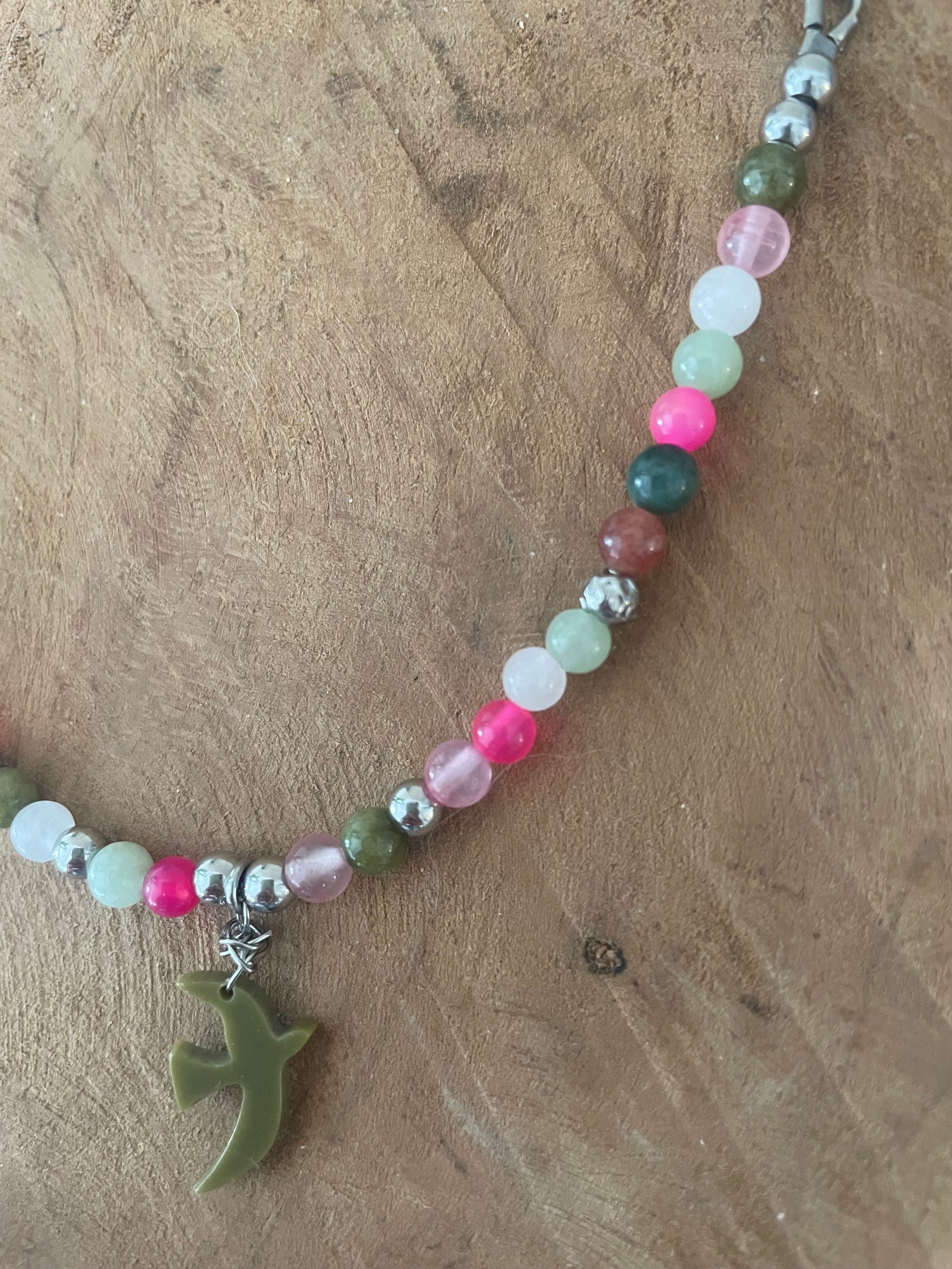 Détail perles naturelles quartz rose et jaspe vert bracelet liberté argenté fait main