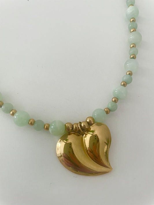 Zoom pendentif coeur doré asymétrique collier OCEANE pierre naturelle agate et jade vert clair 