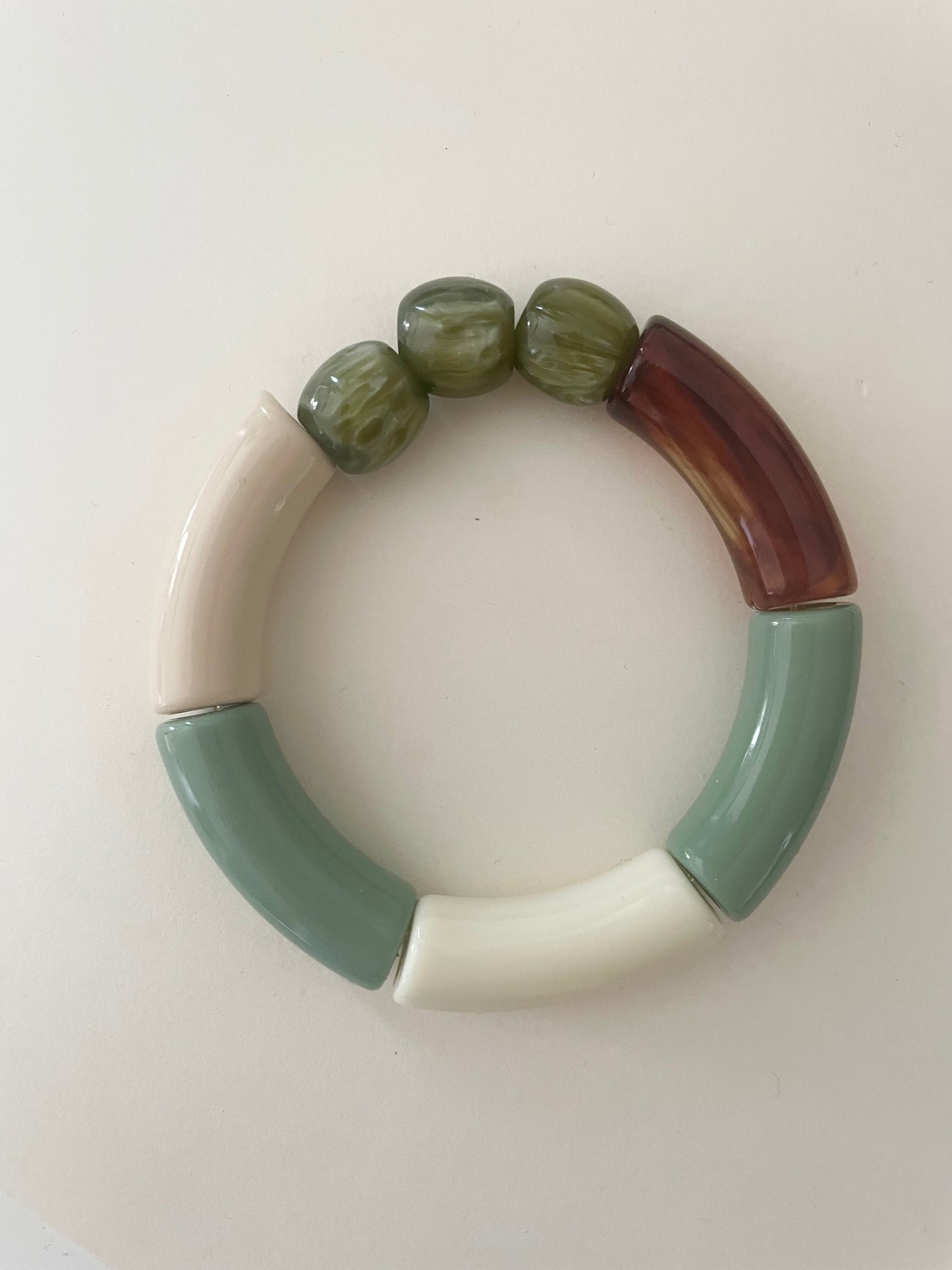 Gros plan bracelet LILIANE vert beige marron gros bijou