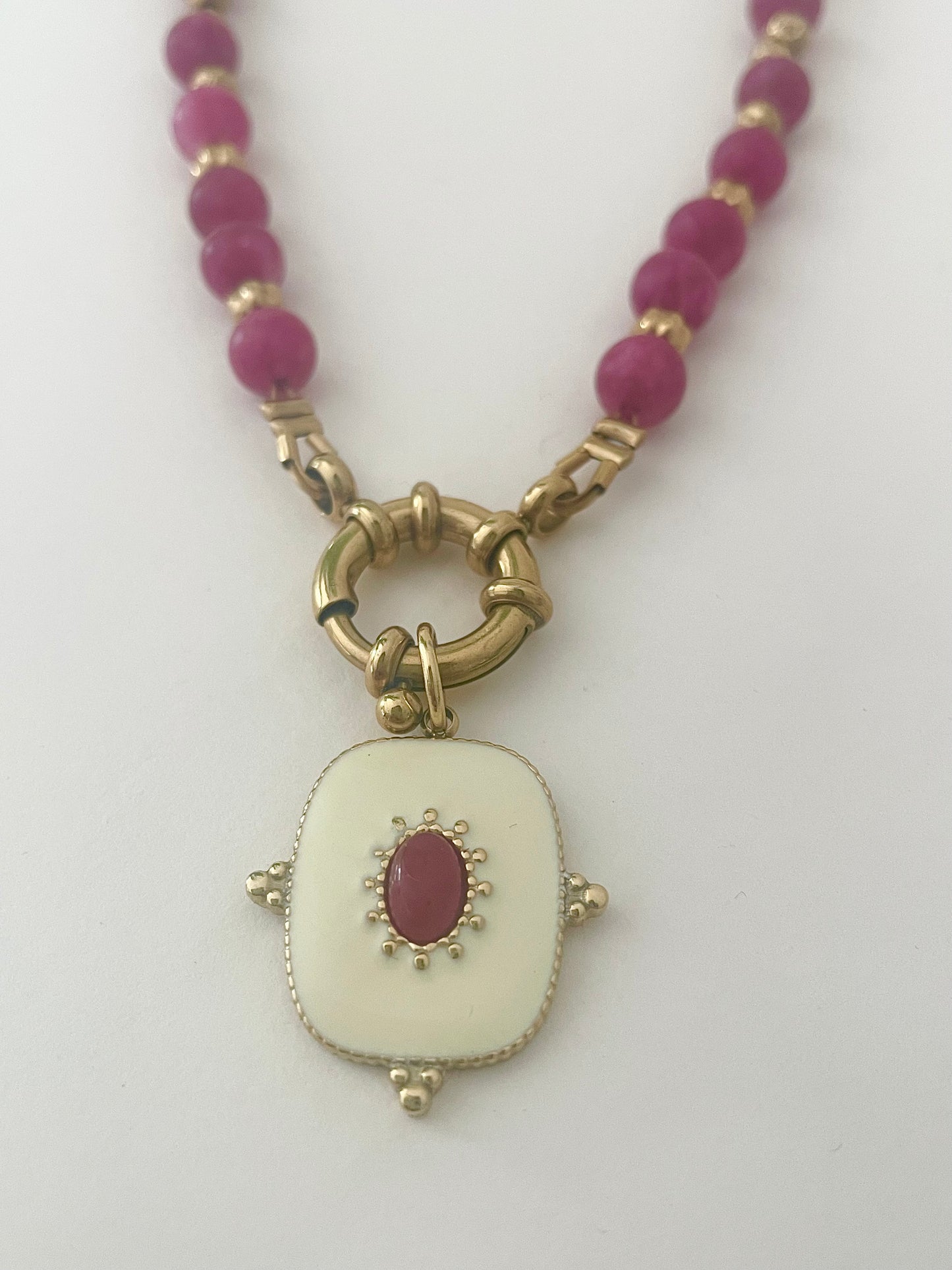 Détail zoom pendentif résine et or fin collier pierre naturelle quartz