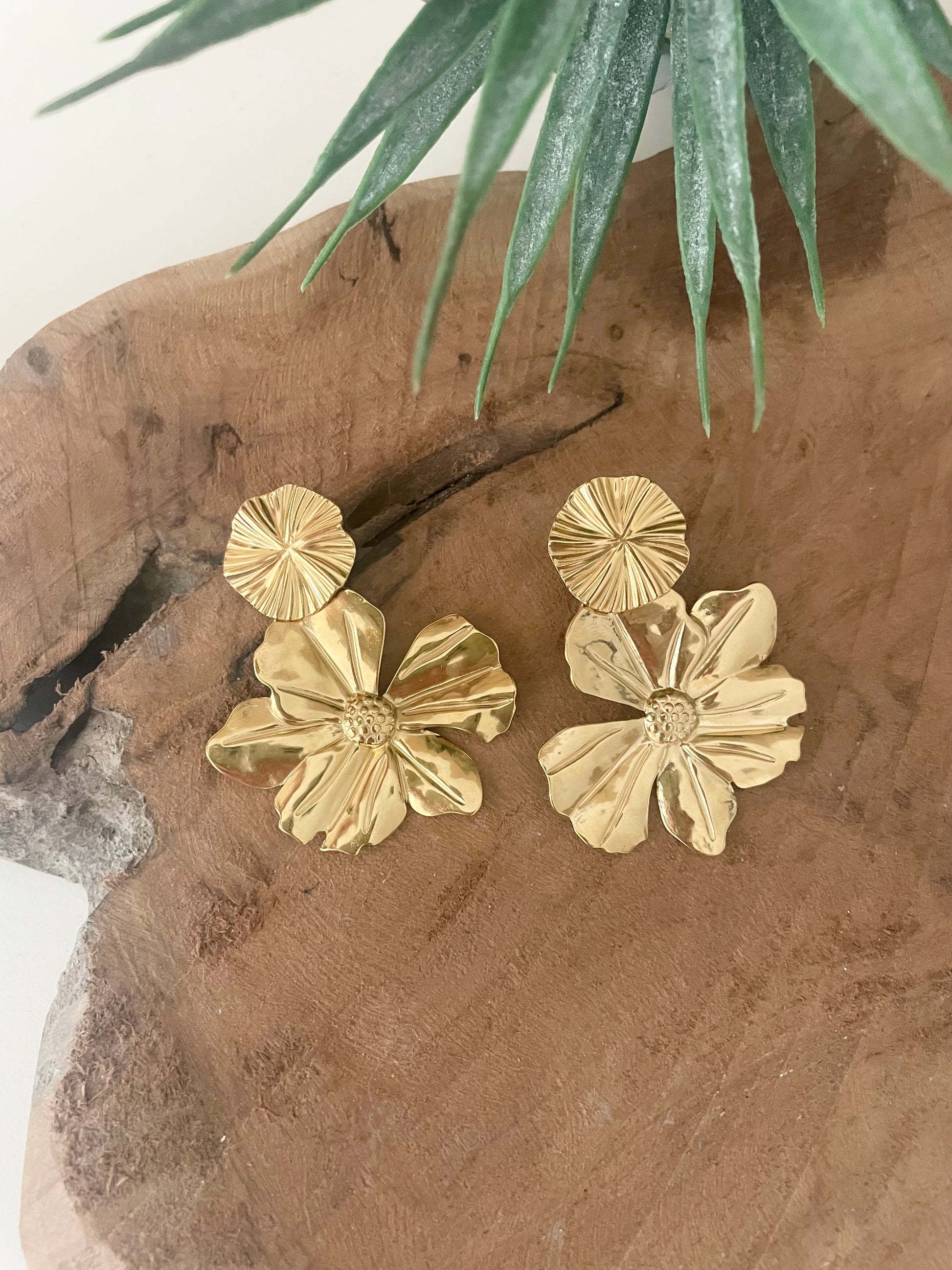 Boucles d’oreilles dorées grosse fleur structurée et clou rond strié