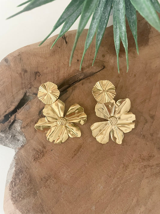 Boucles d’oreilles dorées grosse fleur structurée et clou rond strié