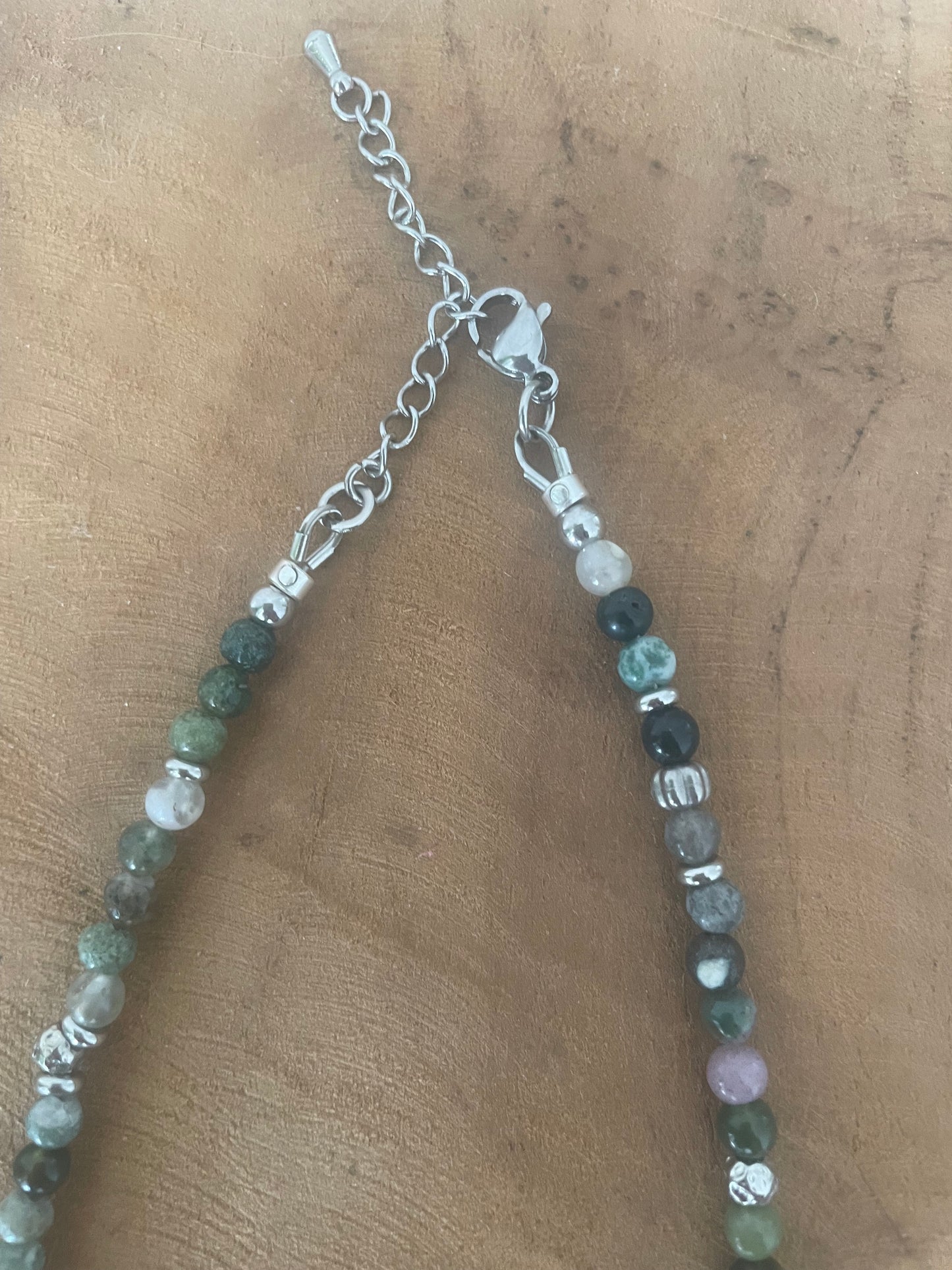 Collier court - ras de cou le poisson Jeanne en pierre naturelle agate et argenté