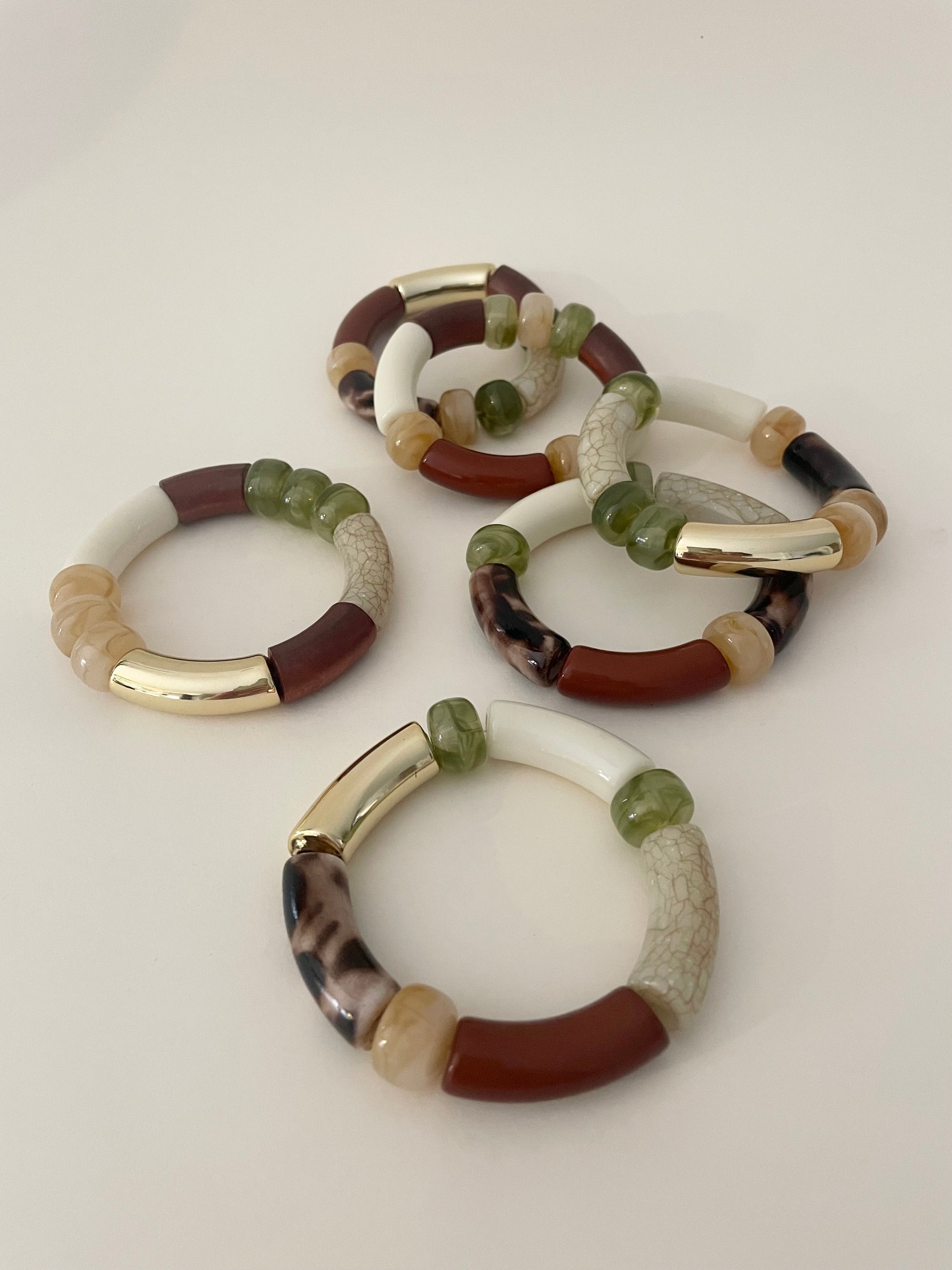 Vue ensemble 6 bracelets LILIANE tons vert beige bois