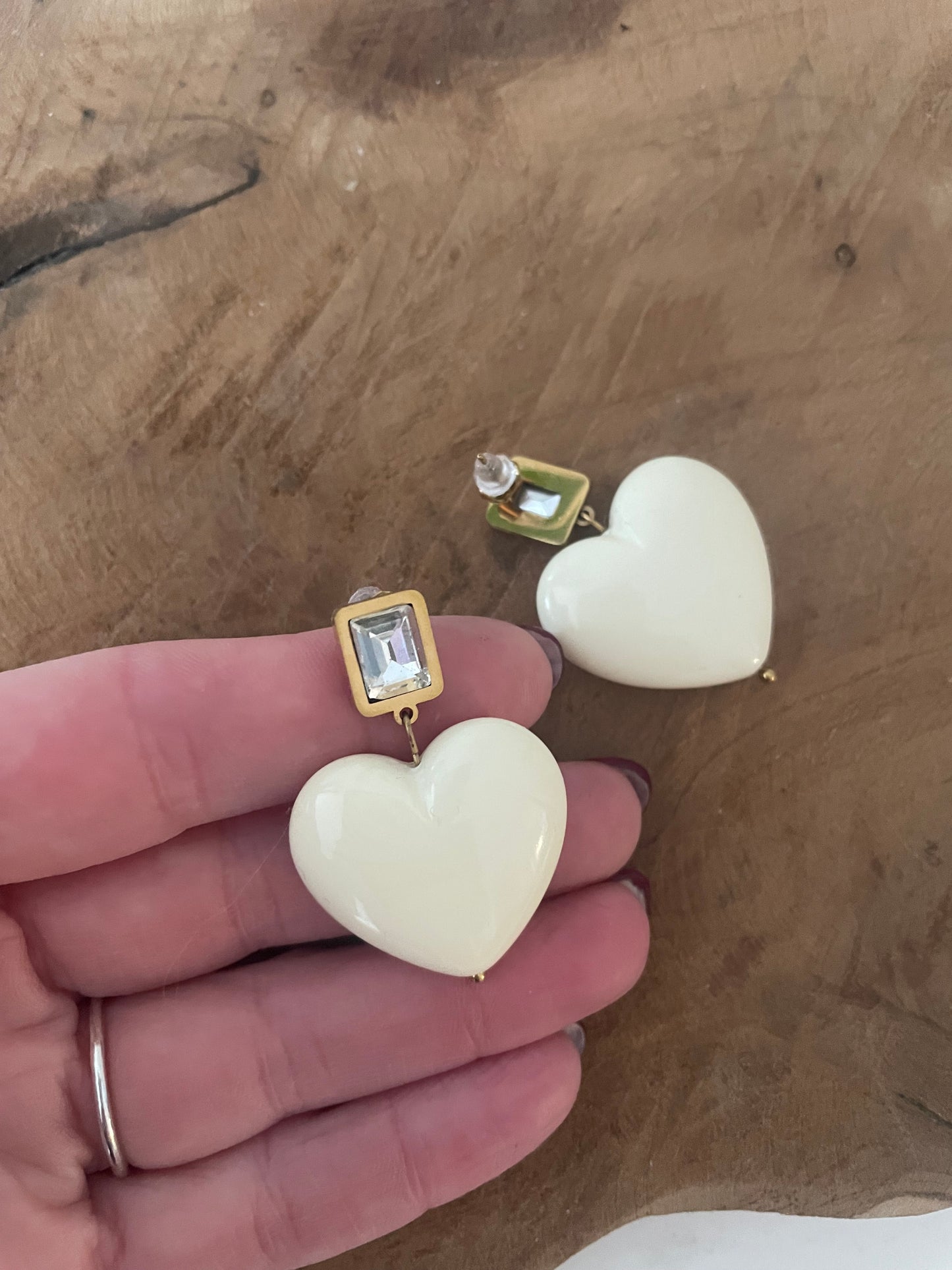 Détail zoom boucles coeur ivoire et strass