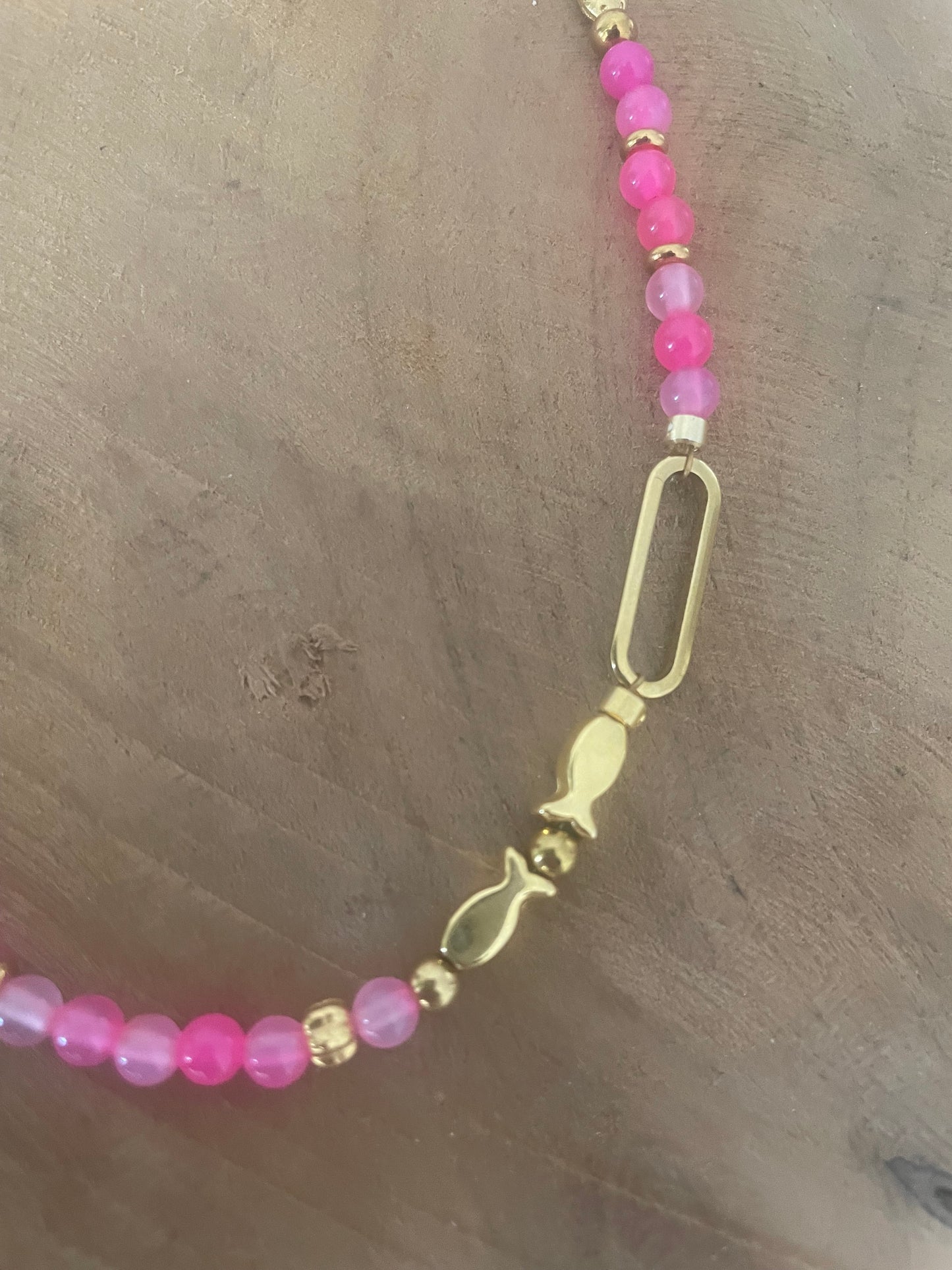 Collier court - ras de cou le poisson Jeanne en pierre naturelle agate rose vif et doré