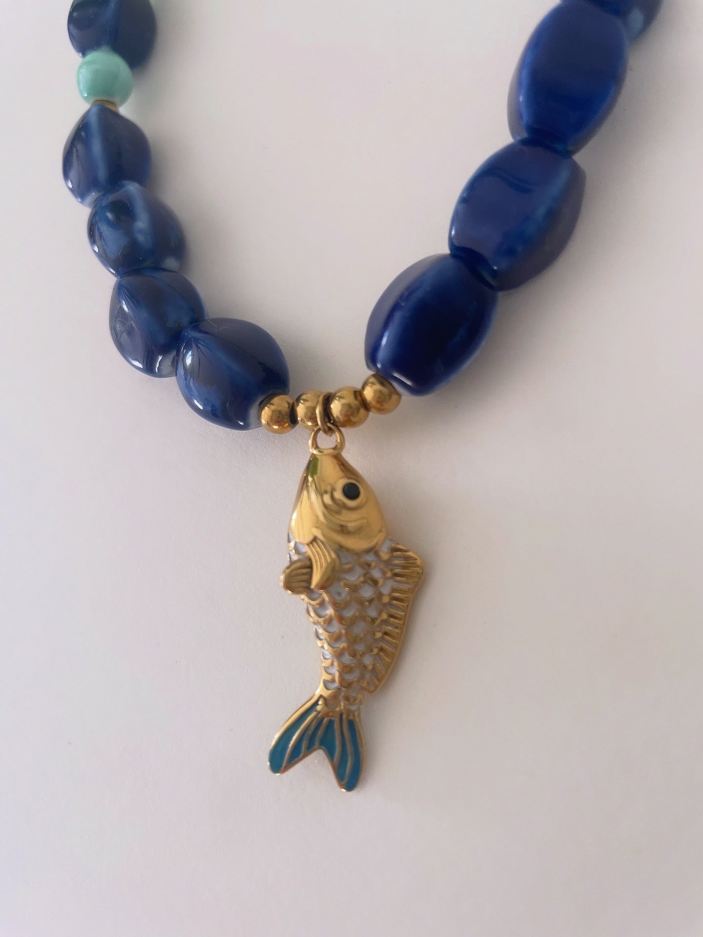 zoom pendentif poisson doré et bleu