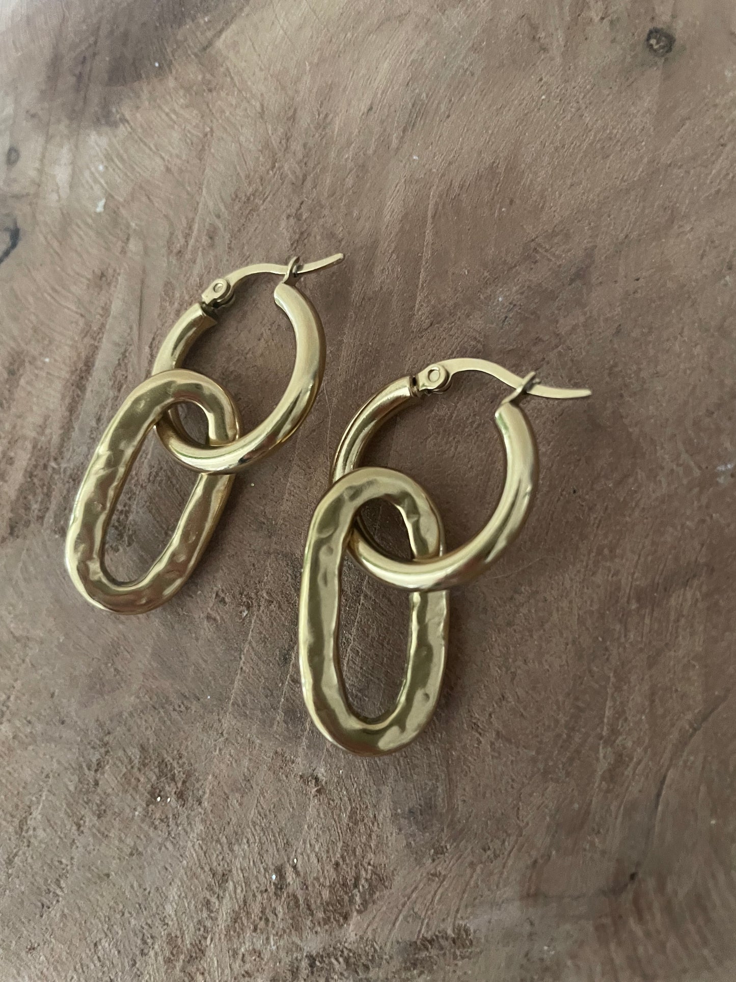 Détail zoom boucles créoles dorées pendentif martelé