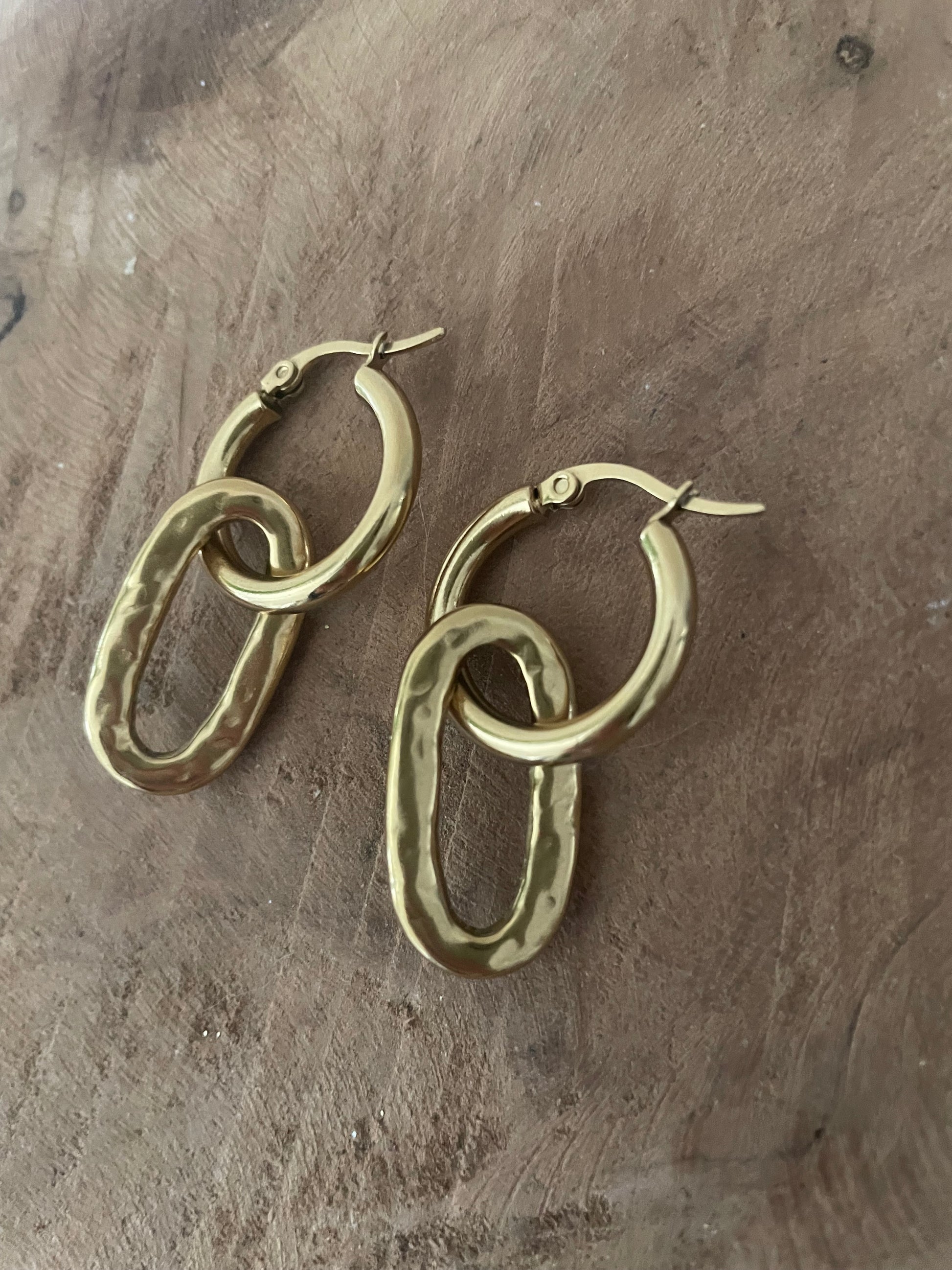 Détail zoom boucles créoles dorées pendentif martelé