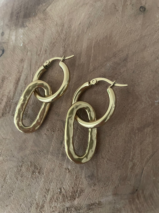 Détail zoom boucles créoles dorées pendentif martelé