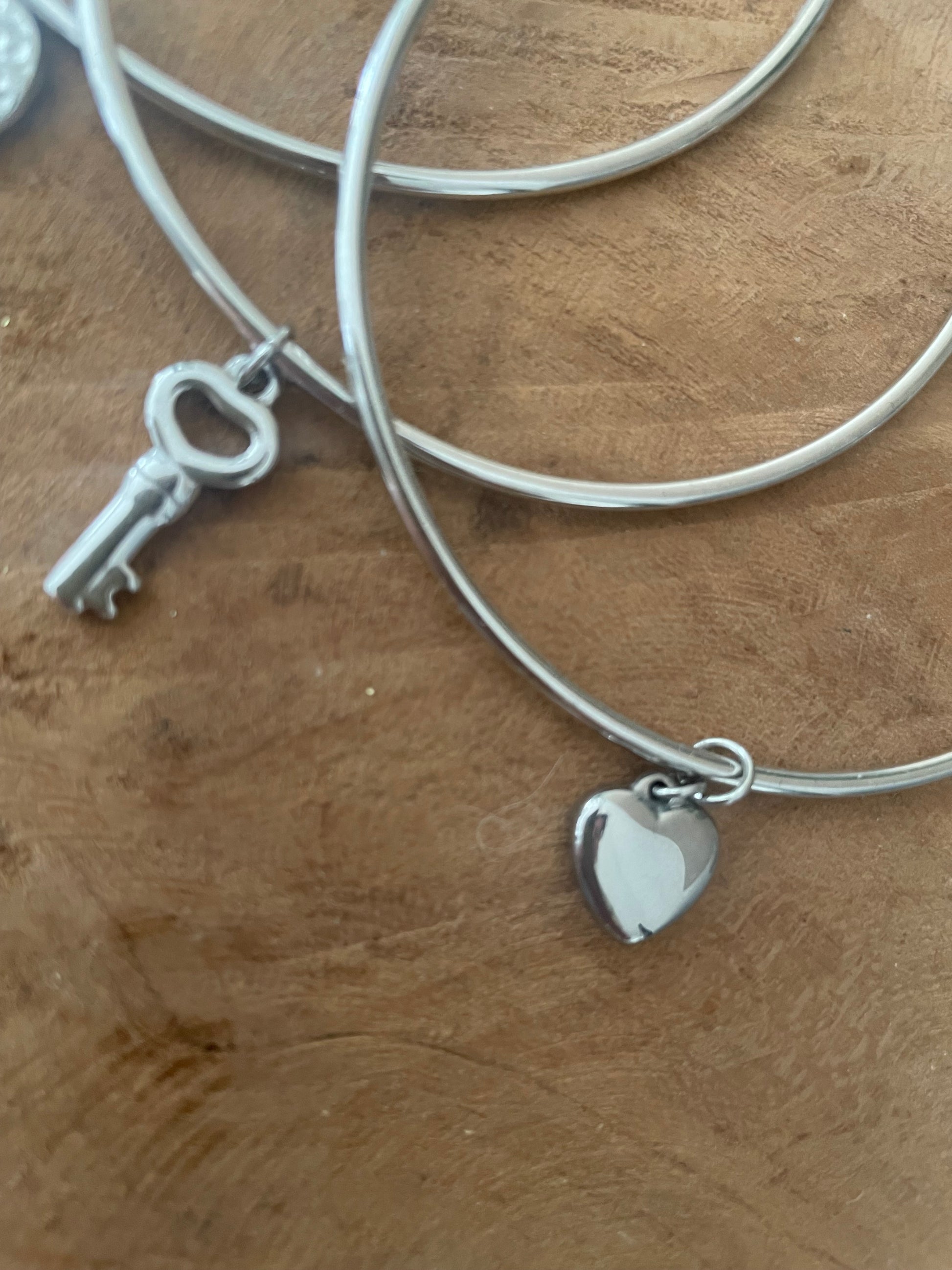 Détail breloque clef et petit coeur bracelets joncs fins argent