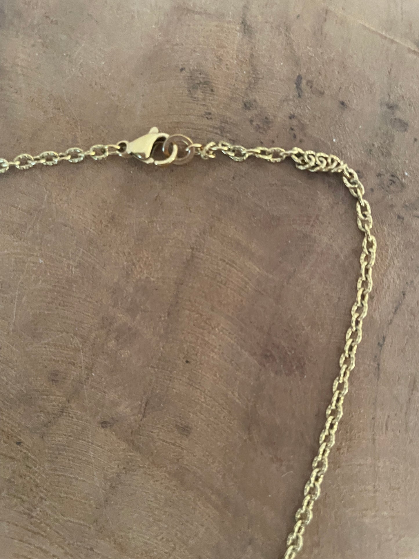 Collier court pendentif rose bordeaux et doré