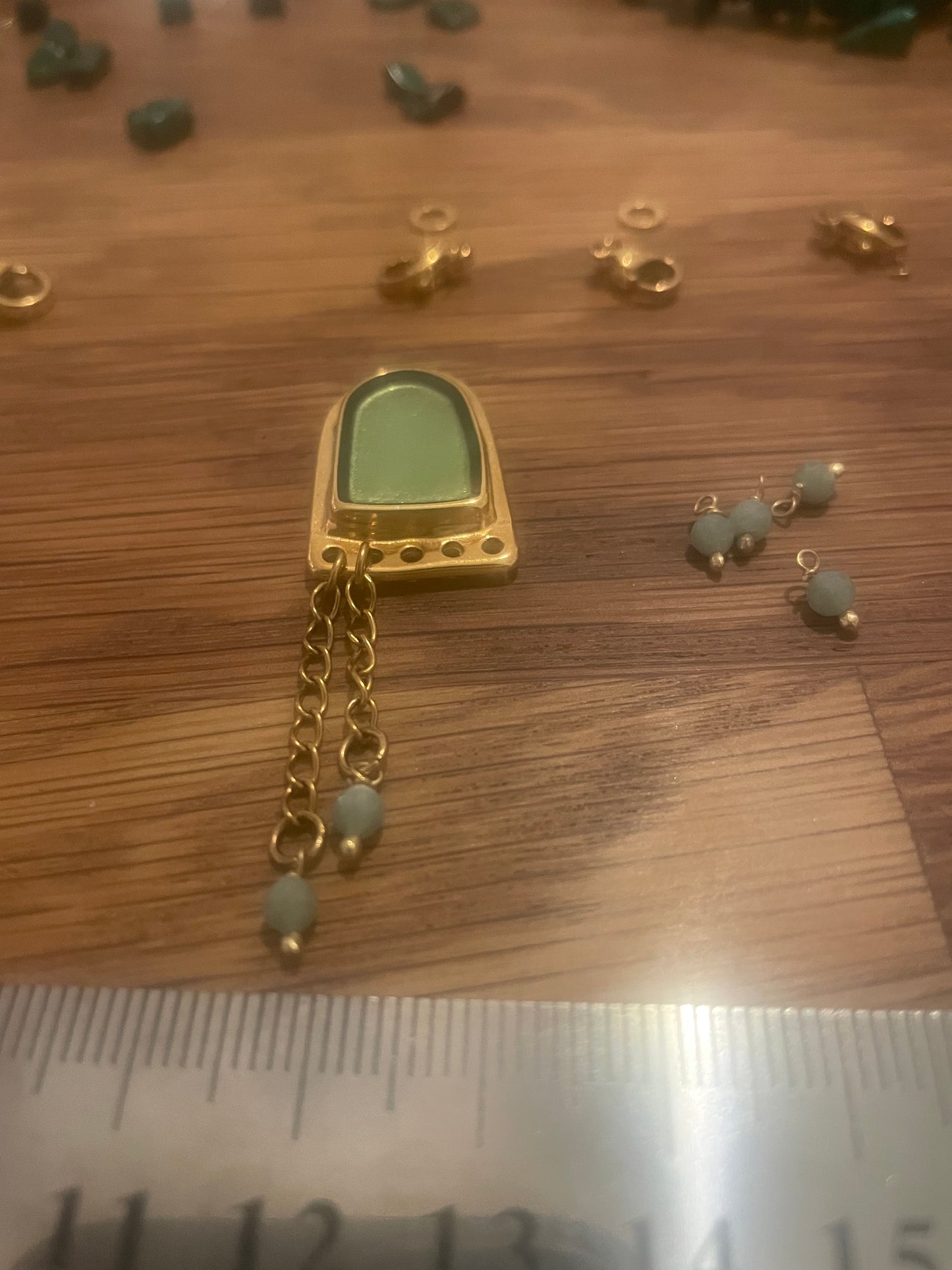 Collier doré et aventurine avec pendentif original - chaînes pendantes
