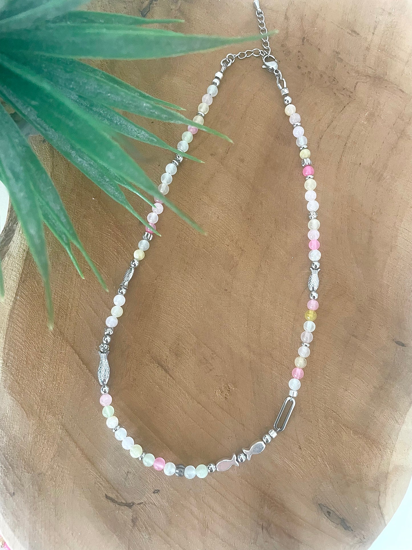 Collier court - ras de cou le poisson Jeanne en pierre naturelle de jade pastel et argenté