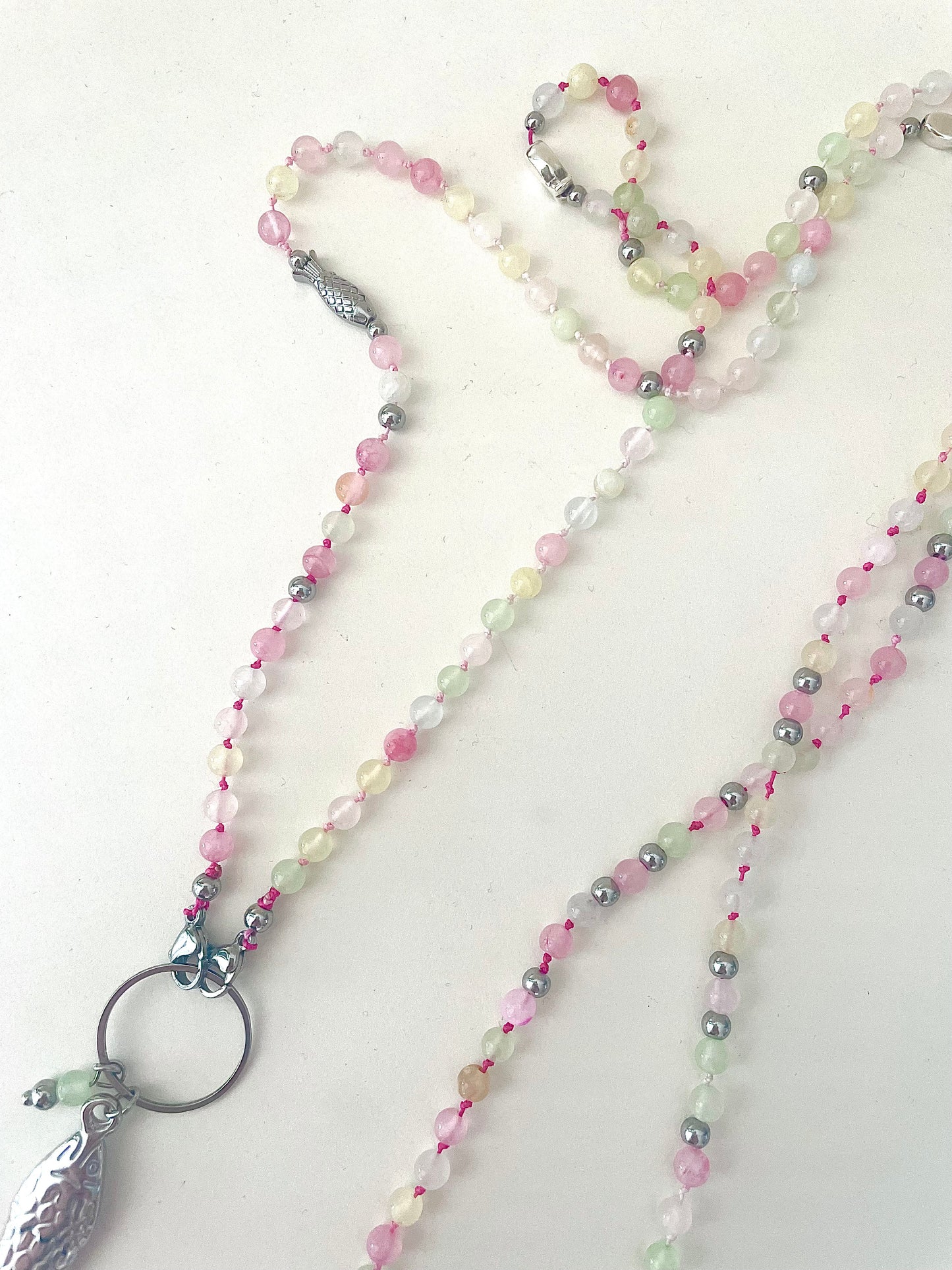 Détails pierres naturelles tons pastel quartz rose long collier Jacqueline et poisson argenté fait main