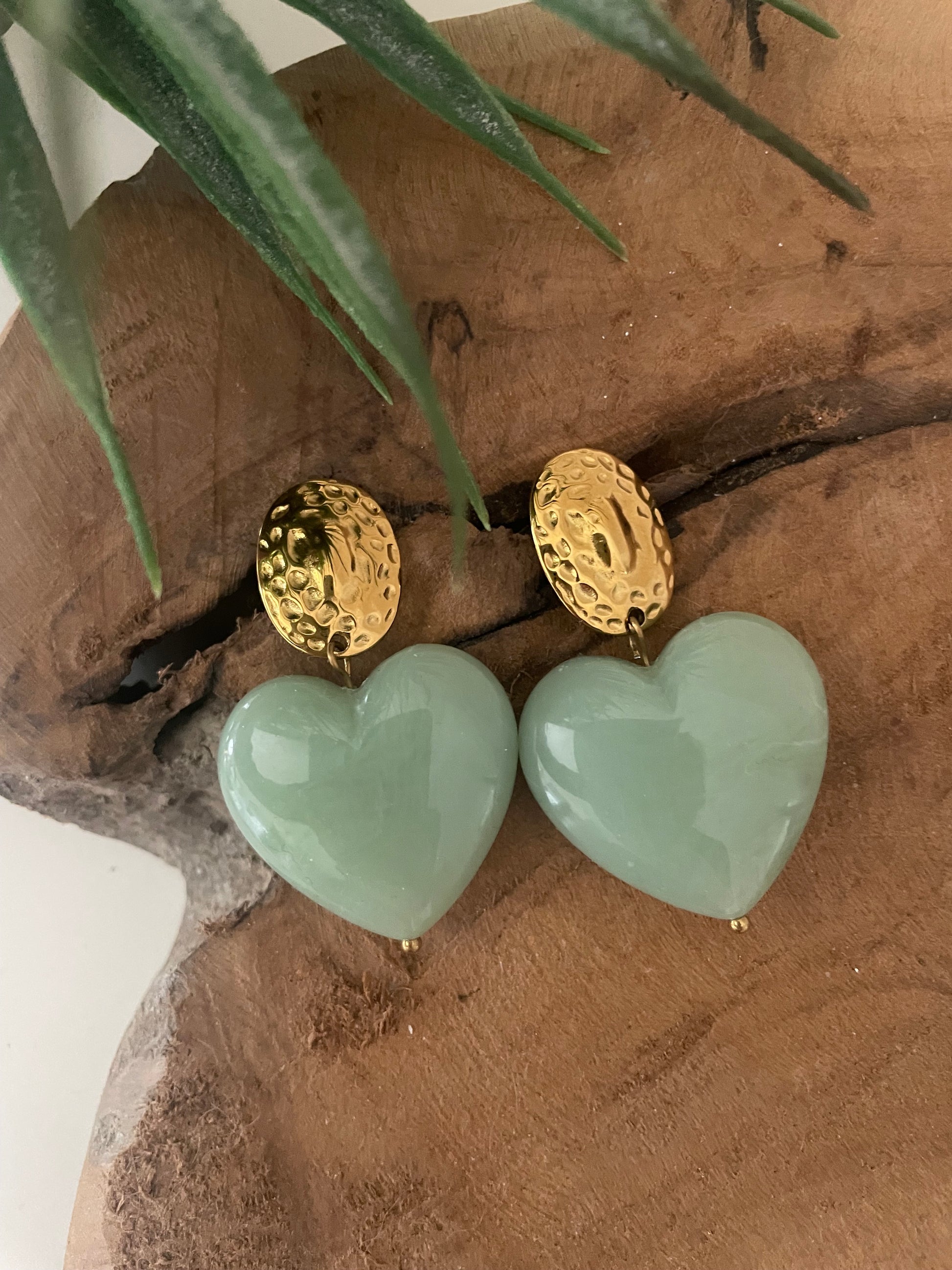 Boucles d’oreilles coeur résine vert d’eau et clou ovale martelé doré