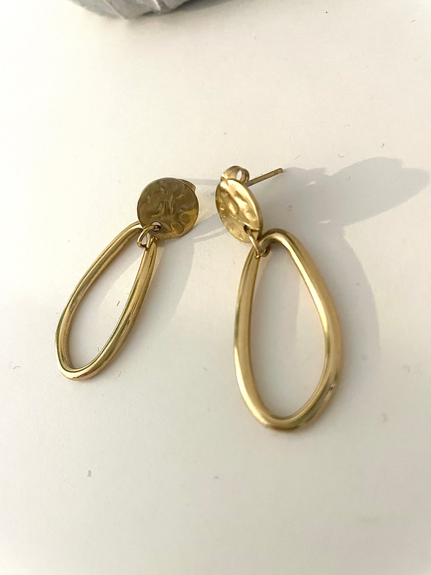 Boucles doré rond martelé et ovale pendant fond blanc