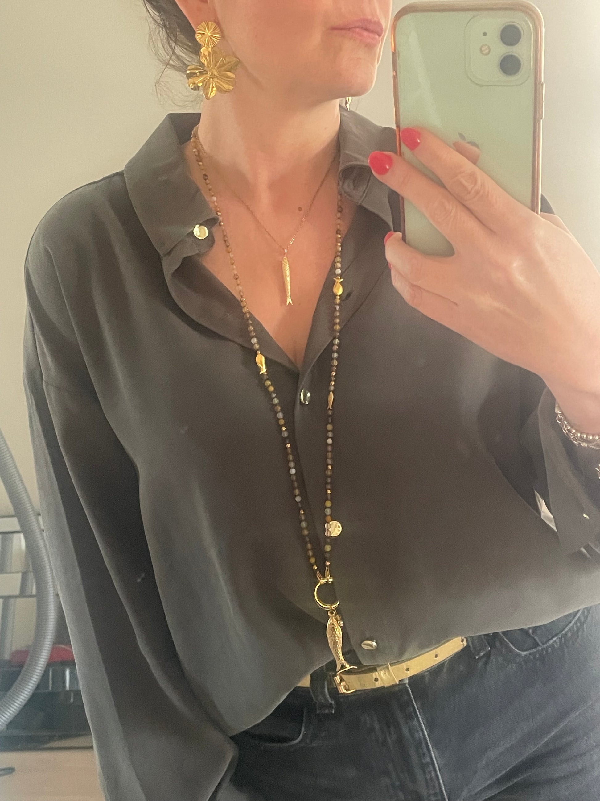 Autre photo porté du long collier le poisson Jacqueline artisanal tons jaunes marron et doré