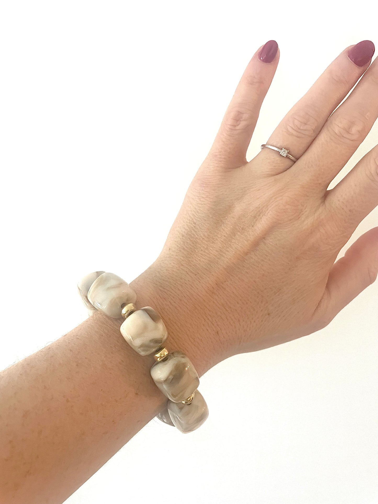 porté bracelet SOLENE beige et doré