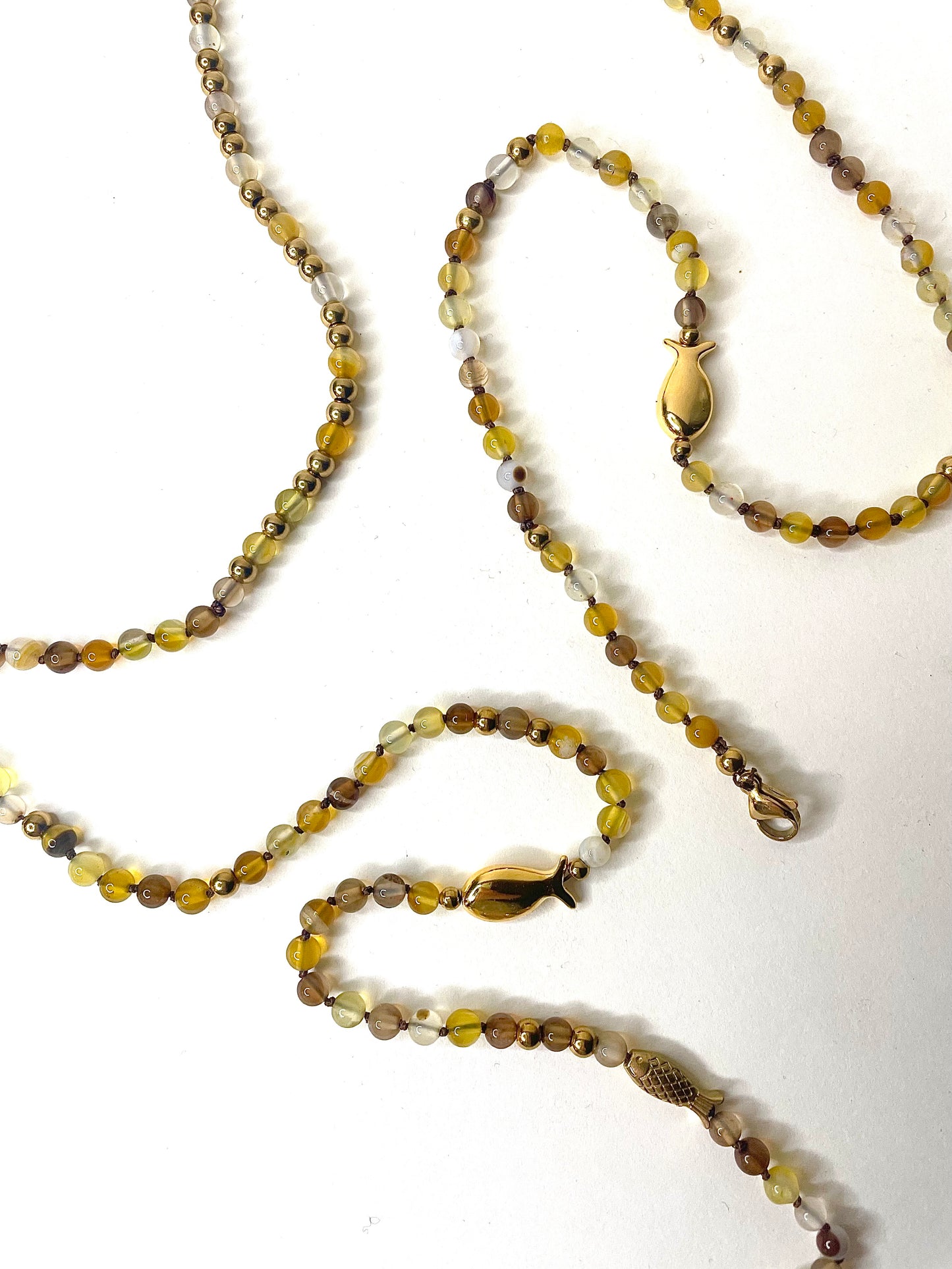 Autre angle pierres naturelles jaunes et marrons du long collier Jacqueline doré
