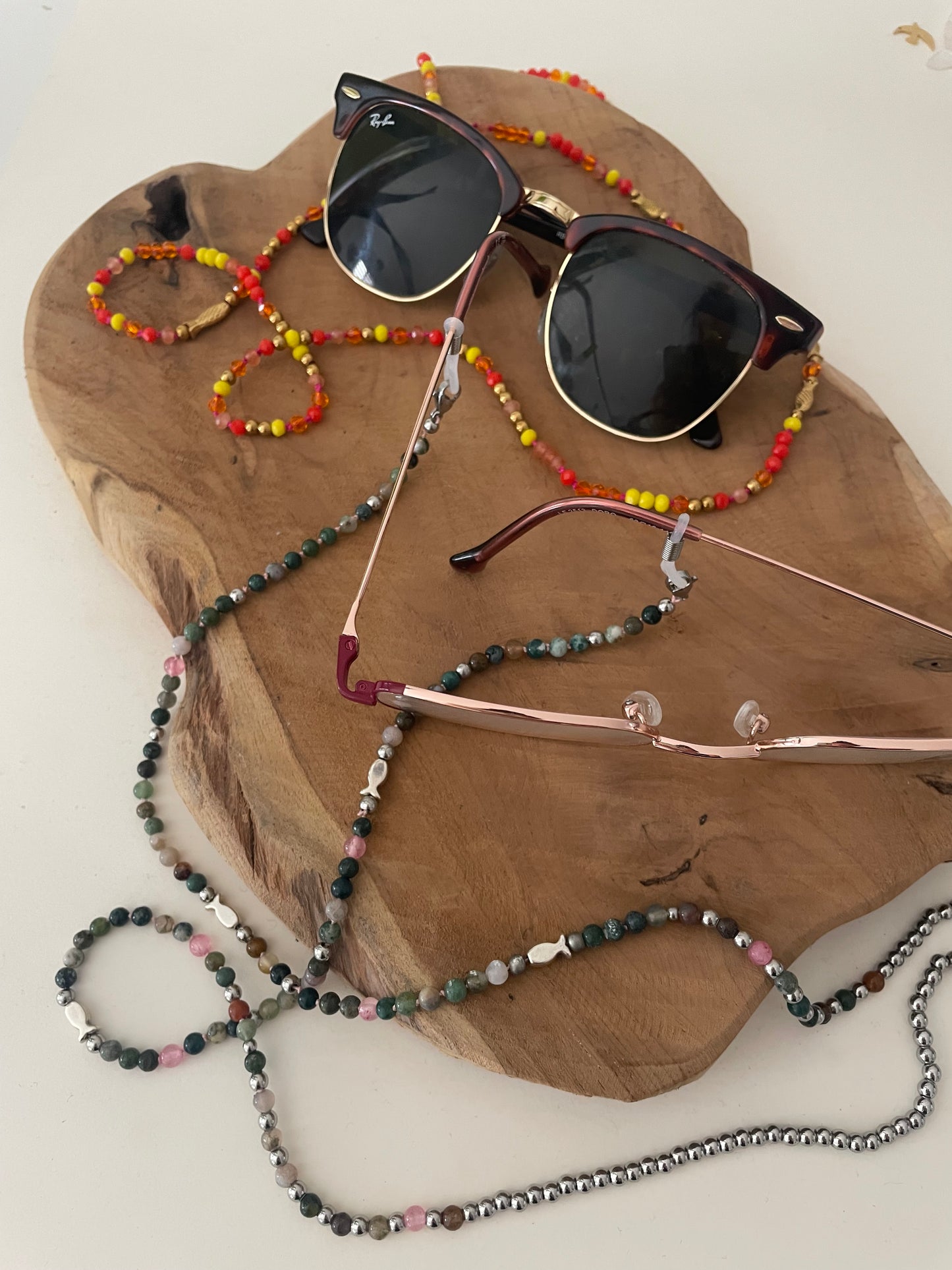 Chaîne lunettes version 2 en 1 du collier sautoir Jacqueline tons roses verts