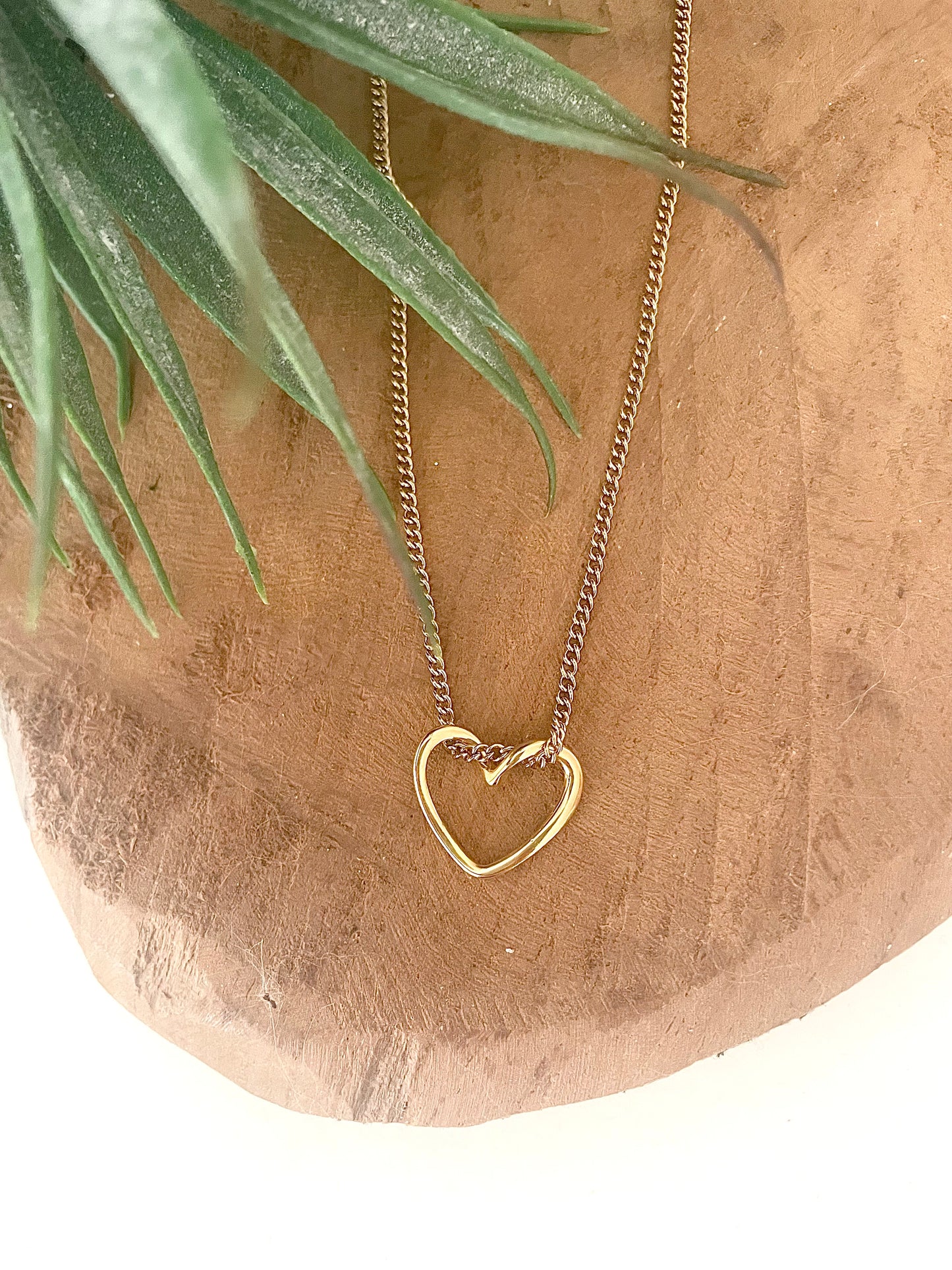 Collier court pendentif coeur doré ajouré