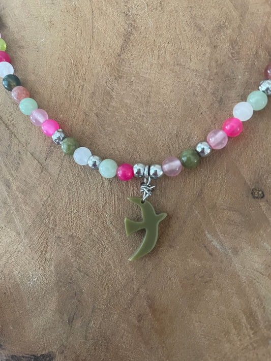 Bracelet thème LIBERTÉ argenté breloque oiseau kaki et pierres naturelles vert-rose