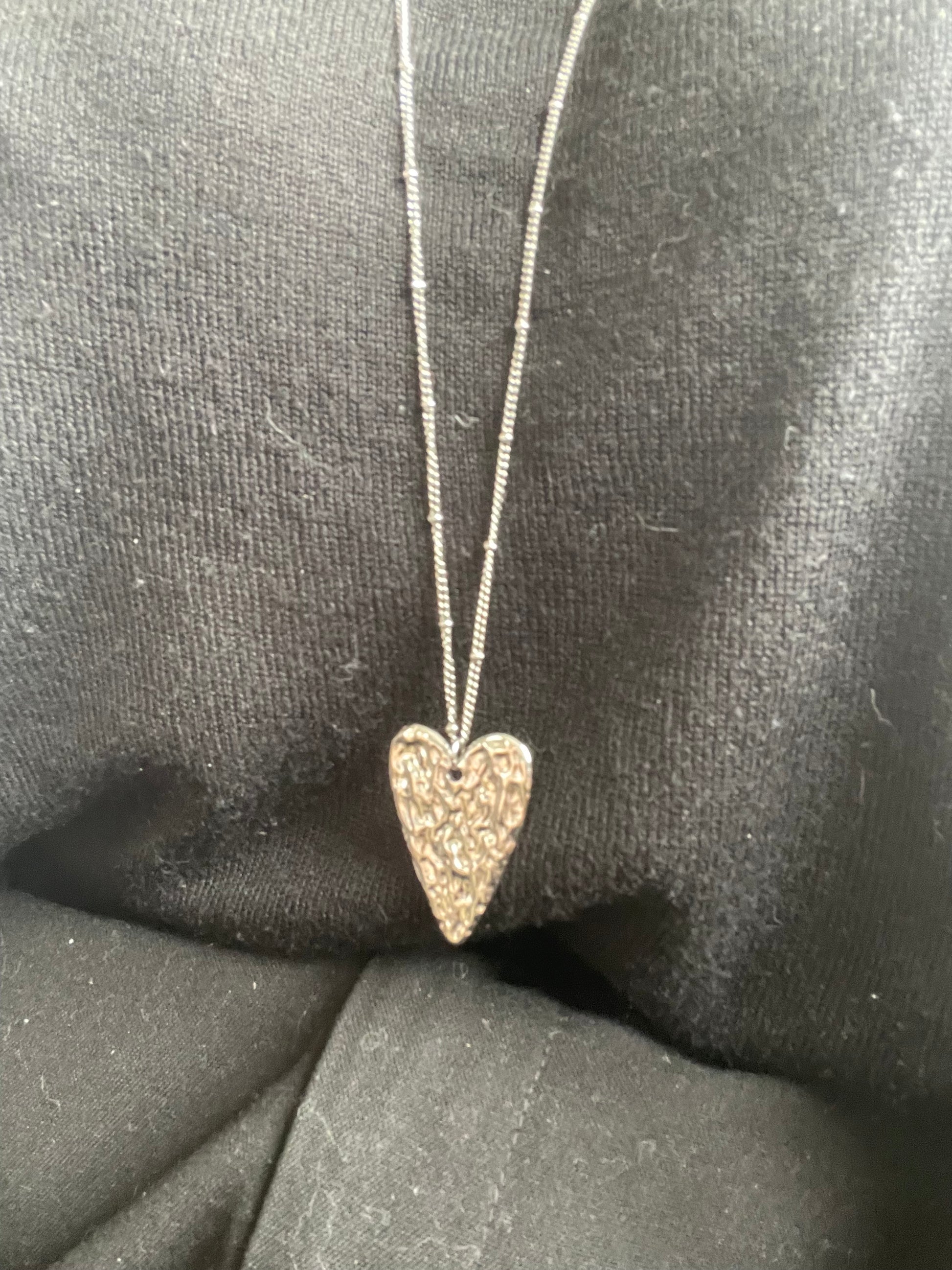 Détail zoom sautoir coeur martelé argent