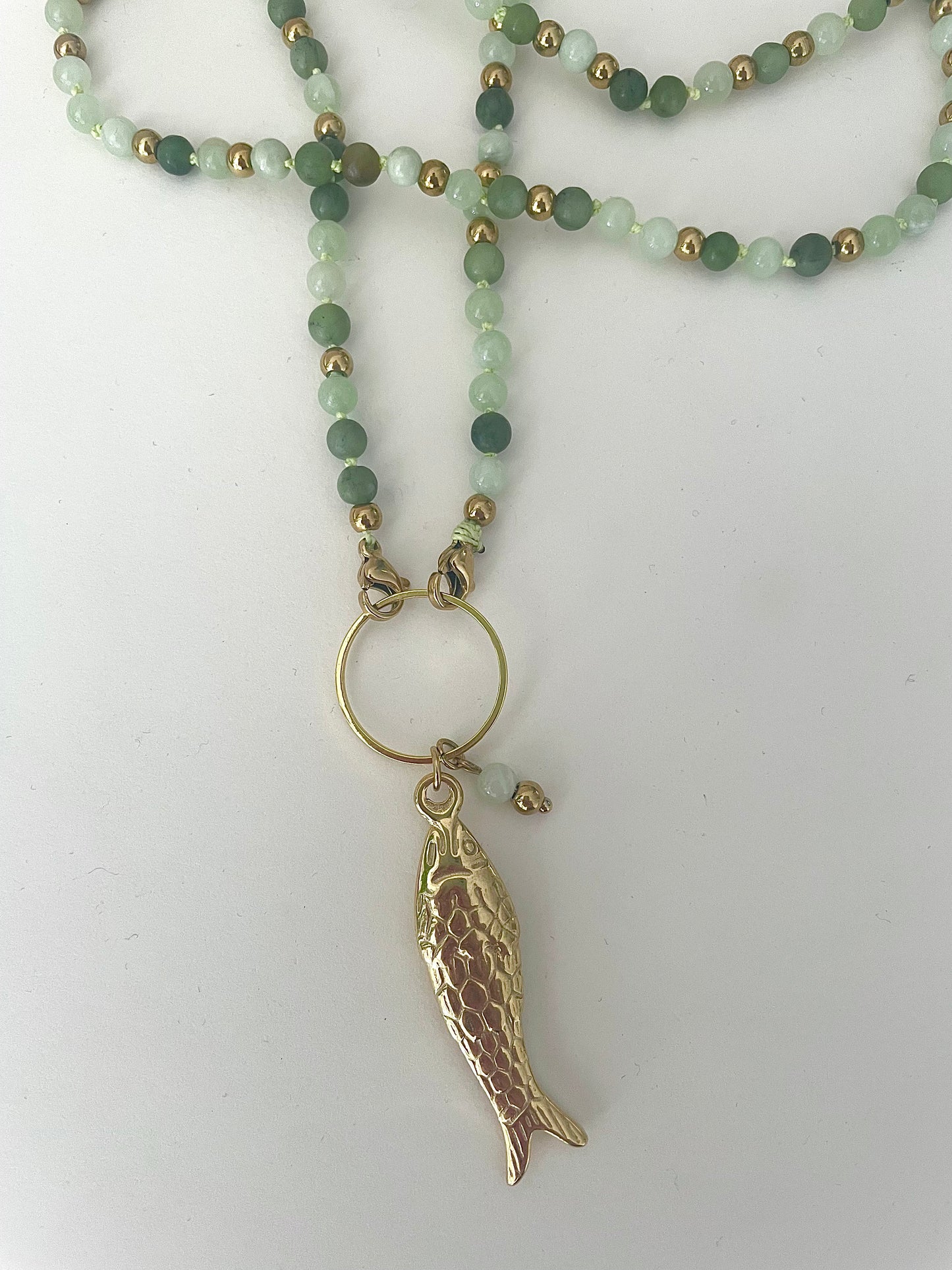 Zoom pendentif poisson doré collier sautoir Jacqueline tons verts en pierre naturelle