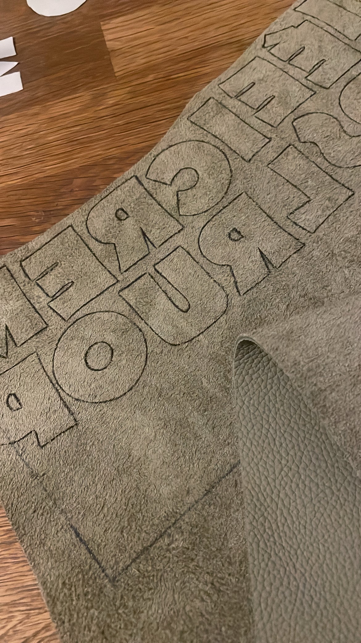 Détail lettres en cuir vert amande avant découpe