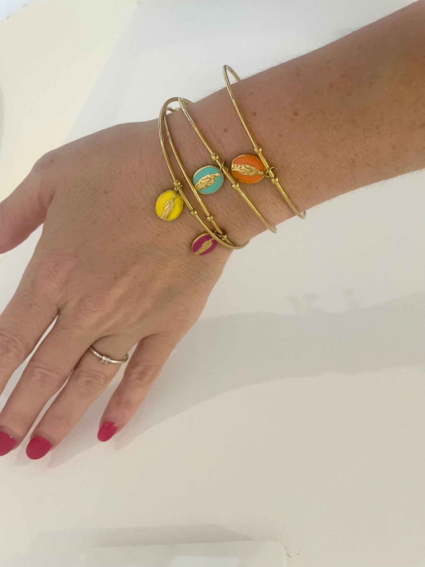 Bracelet jonc doré et breloque vierge Marie colorée