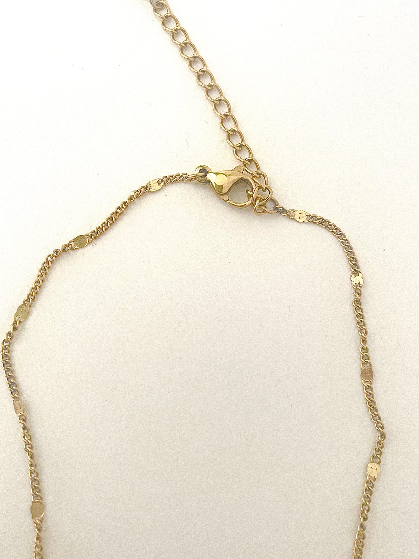 Collier court pendentif vierge Marie bordeaux et doré