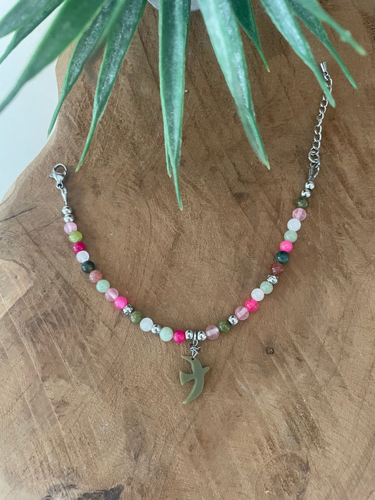 Bracelet thème LIBERTÉ argenté breloque oiseau kaki et pierres naturelles vert-rose