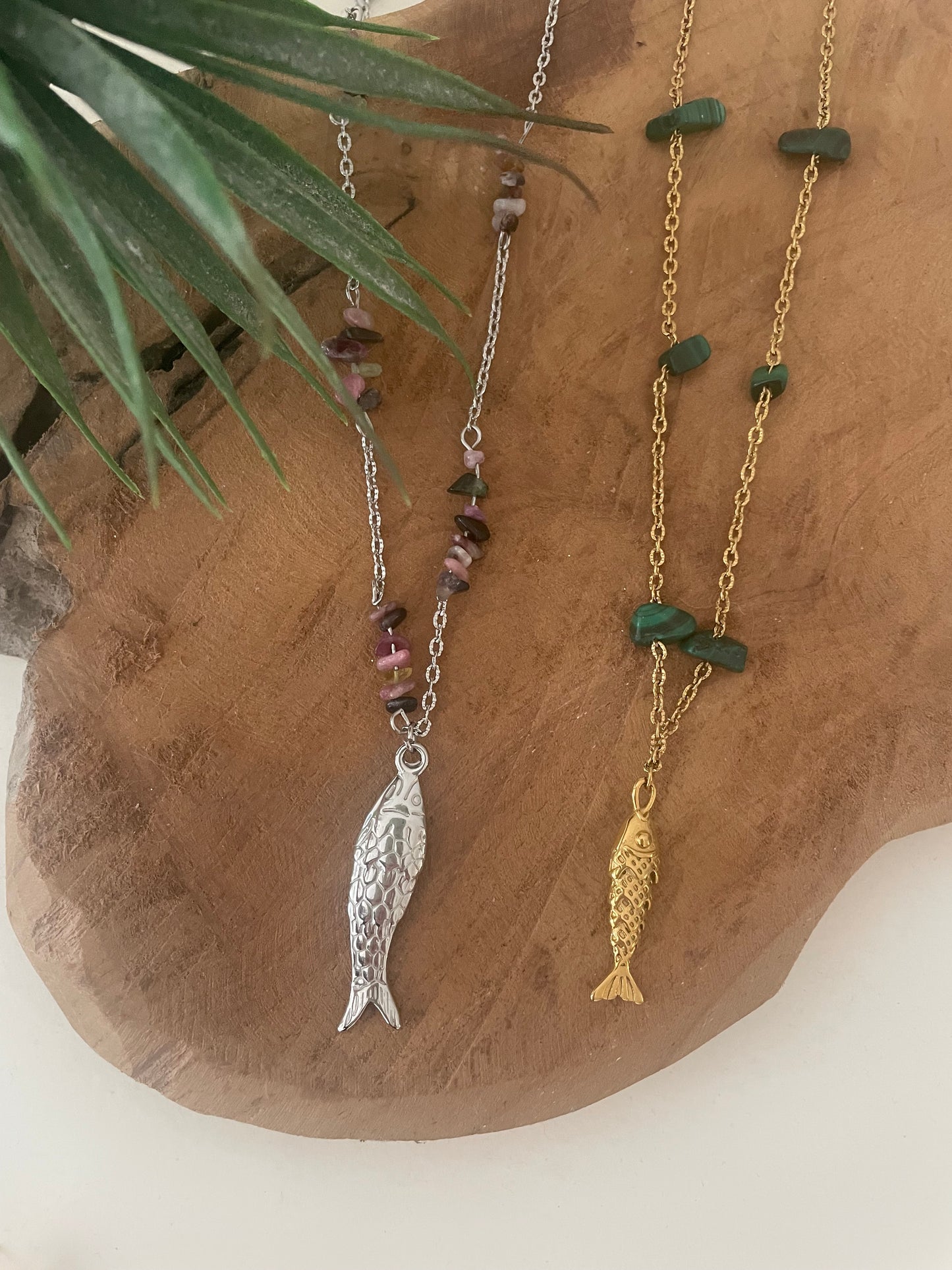 présentation 2 colliers poissons malachite doré et tourmaline argent