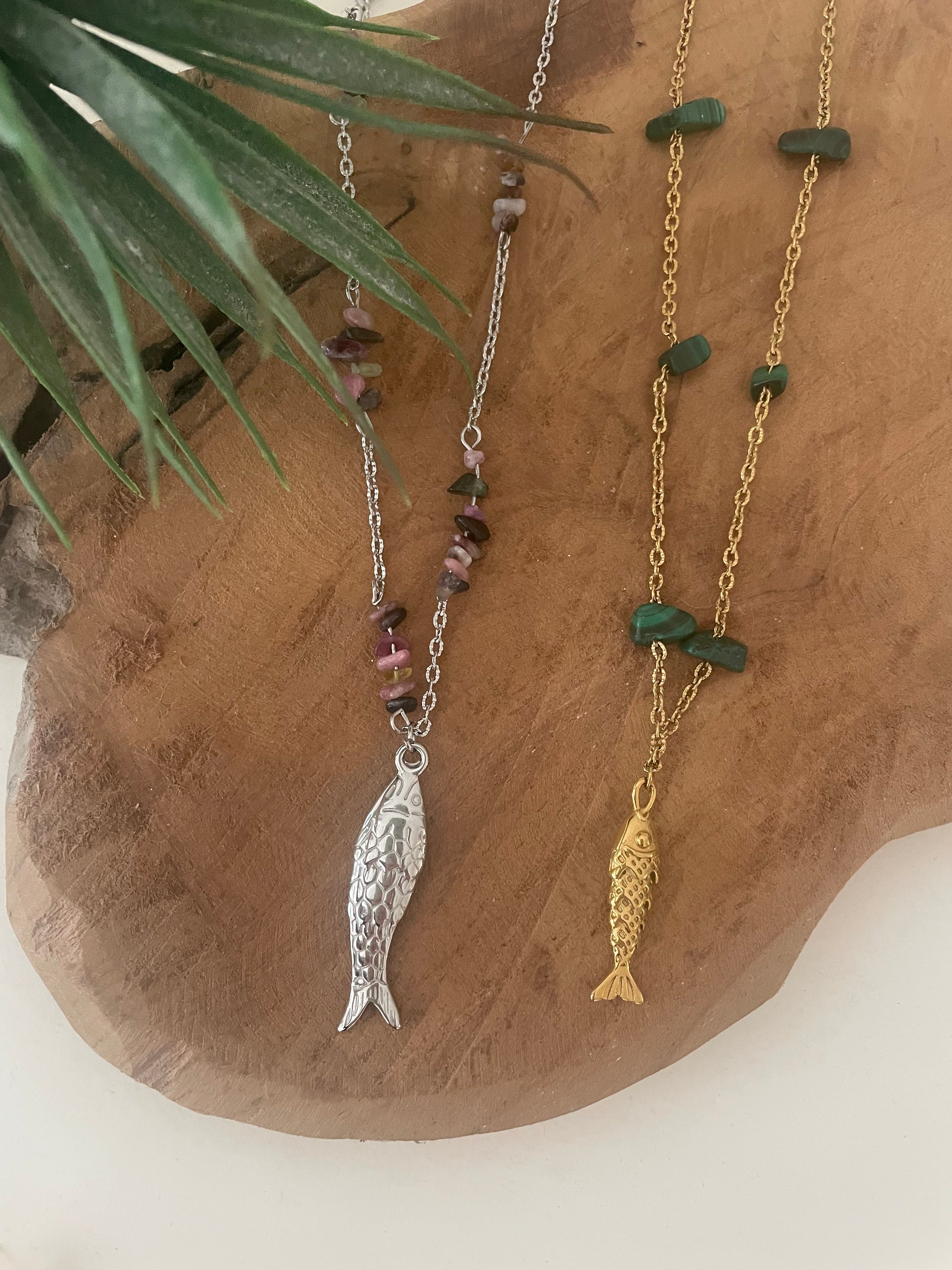 présentation 2 colliers poissons malachite doré et tourmaline argent
