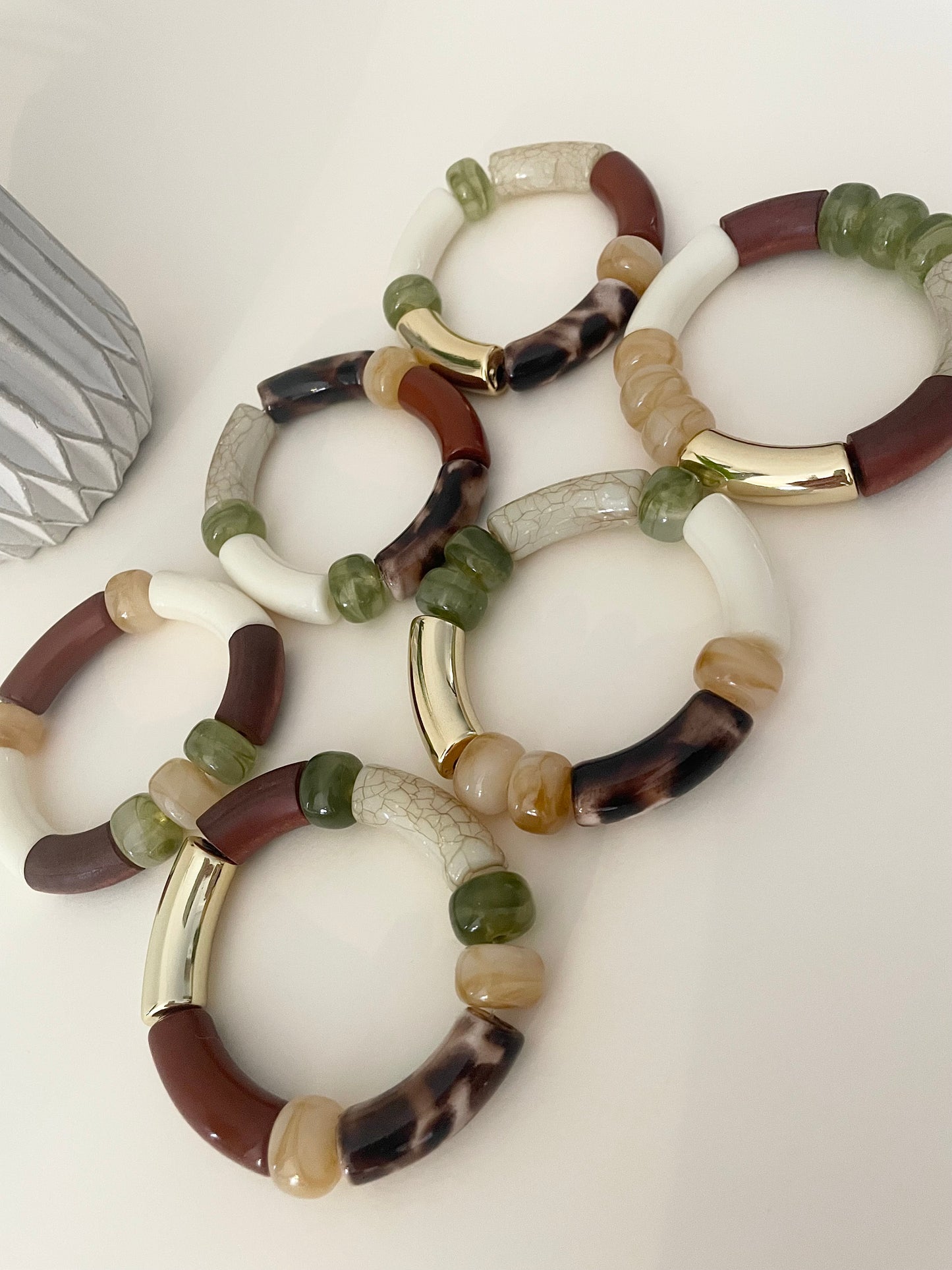Autre vue d'ensemble des 6 bracelets LILIANE tons bois vert et or élastique tendance