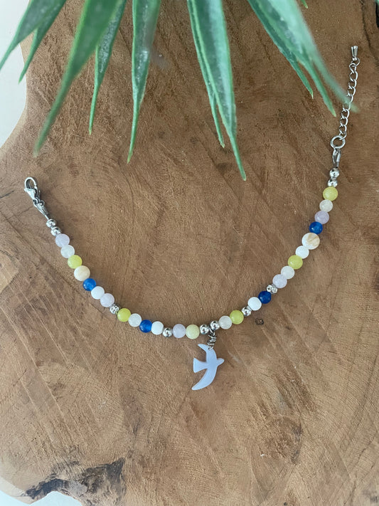 Bracelet thème LIBERTÉ argenté breloque oiseau bleu ciel et pierres naturelles bleu-blanc-jaune
