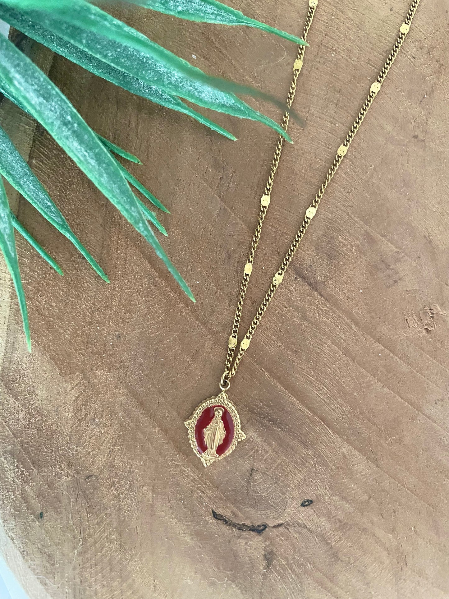 Collier court pendentif vierge Marie bordeaux et doré