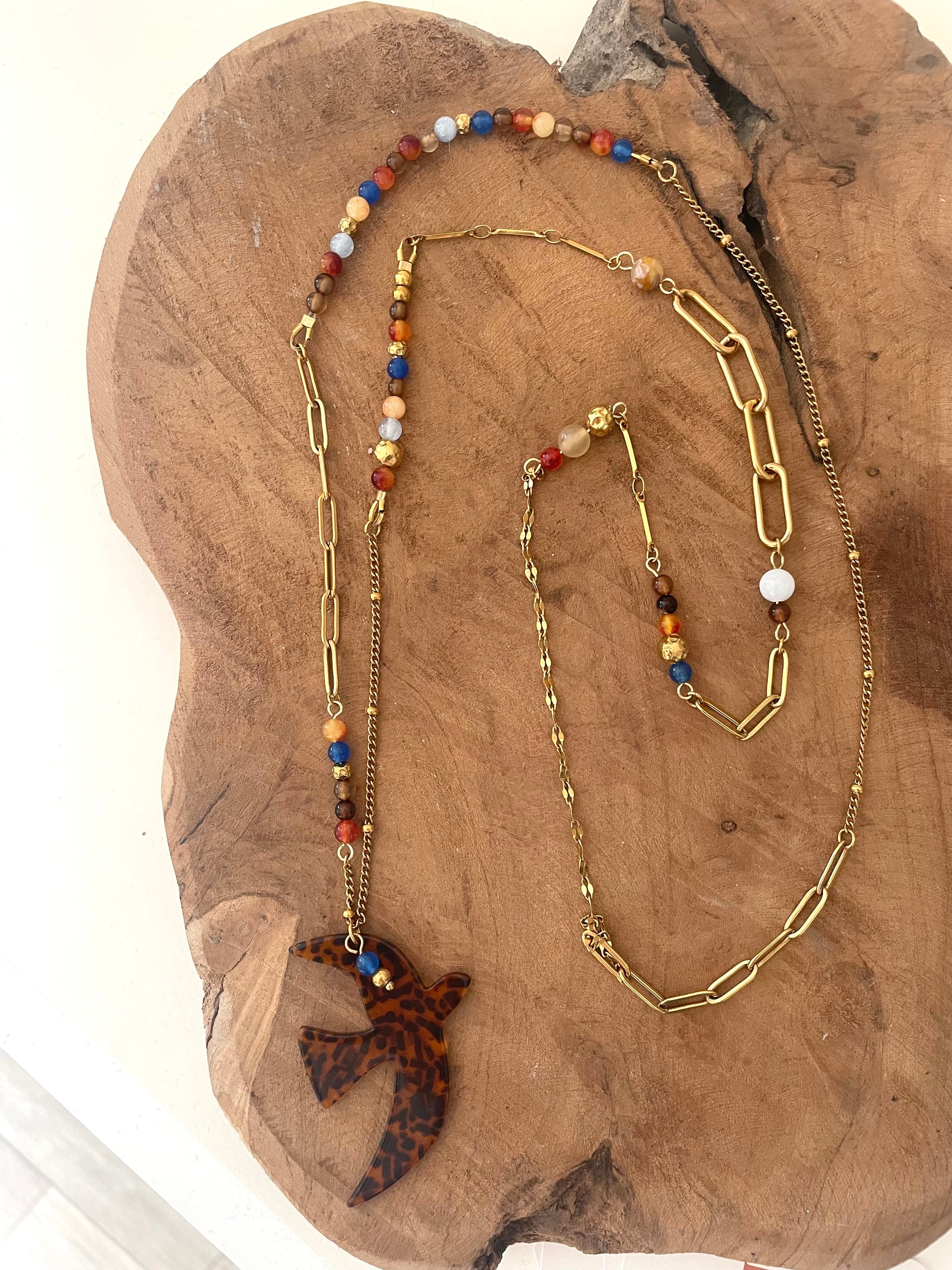 Sautoir collier liberté pendentif oiseau léopard pierres naturelles marron orange bleu fait main