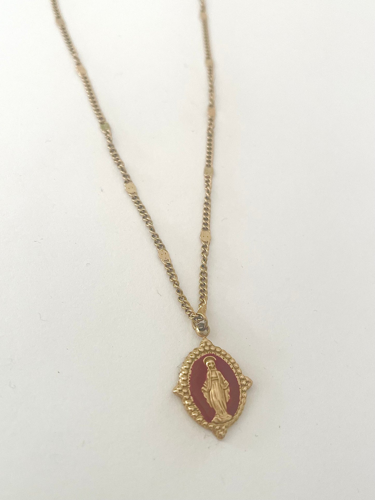 Collier court pendentif vierge Marie bordeaux et doré