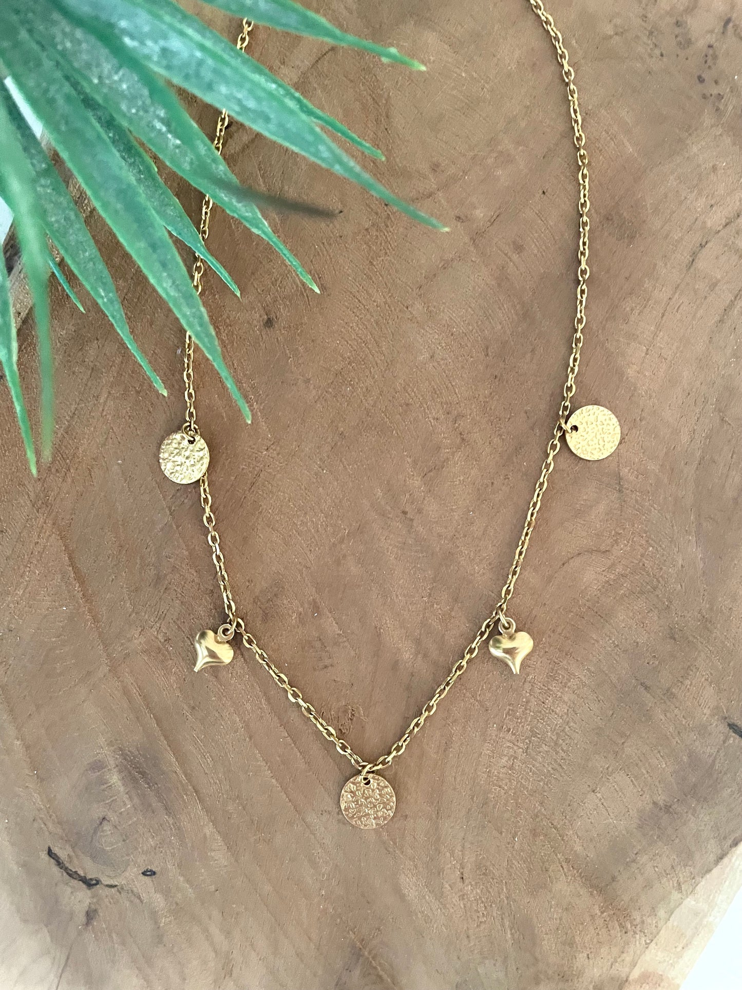 Collier court doré avec breloques coeurs et médailles martelées