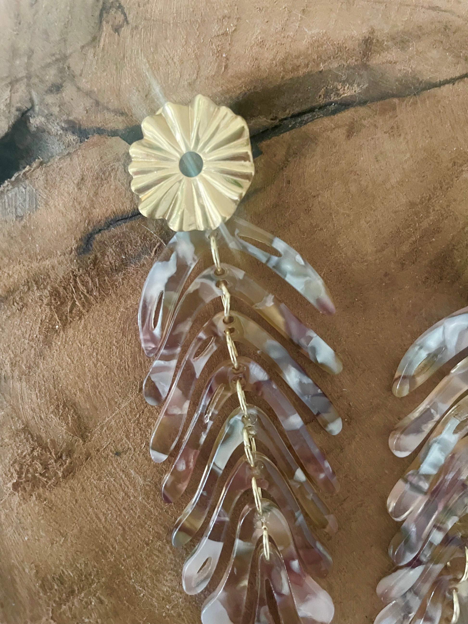 Gros plan zoom boucles feuilles acrylique beige et clou acier inox doré 