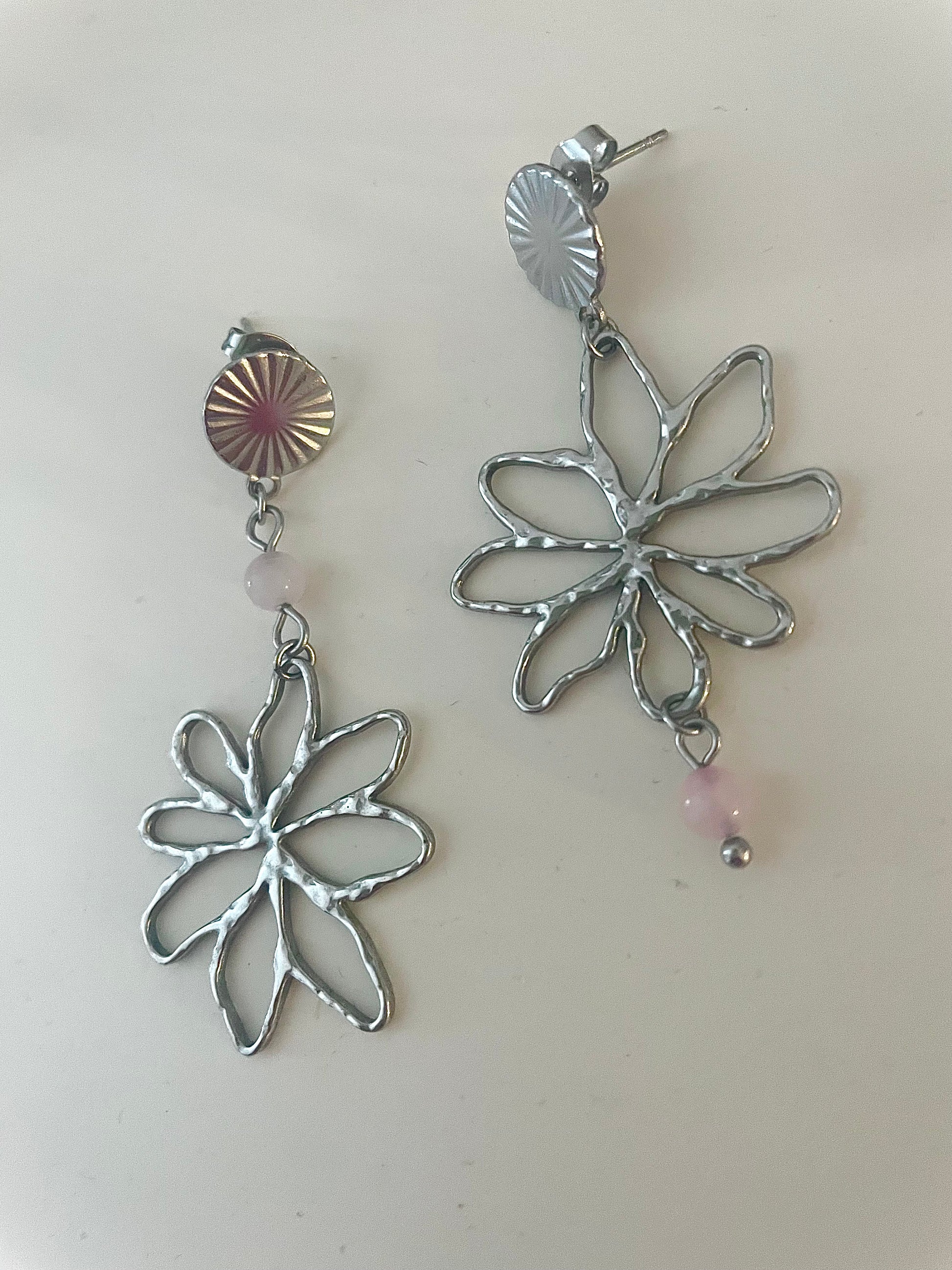 Détail zoom boucles fleurs argent quartz rose