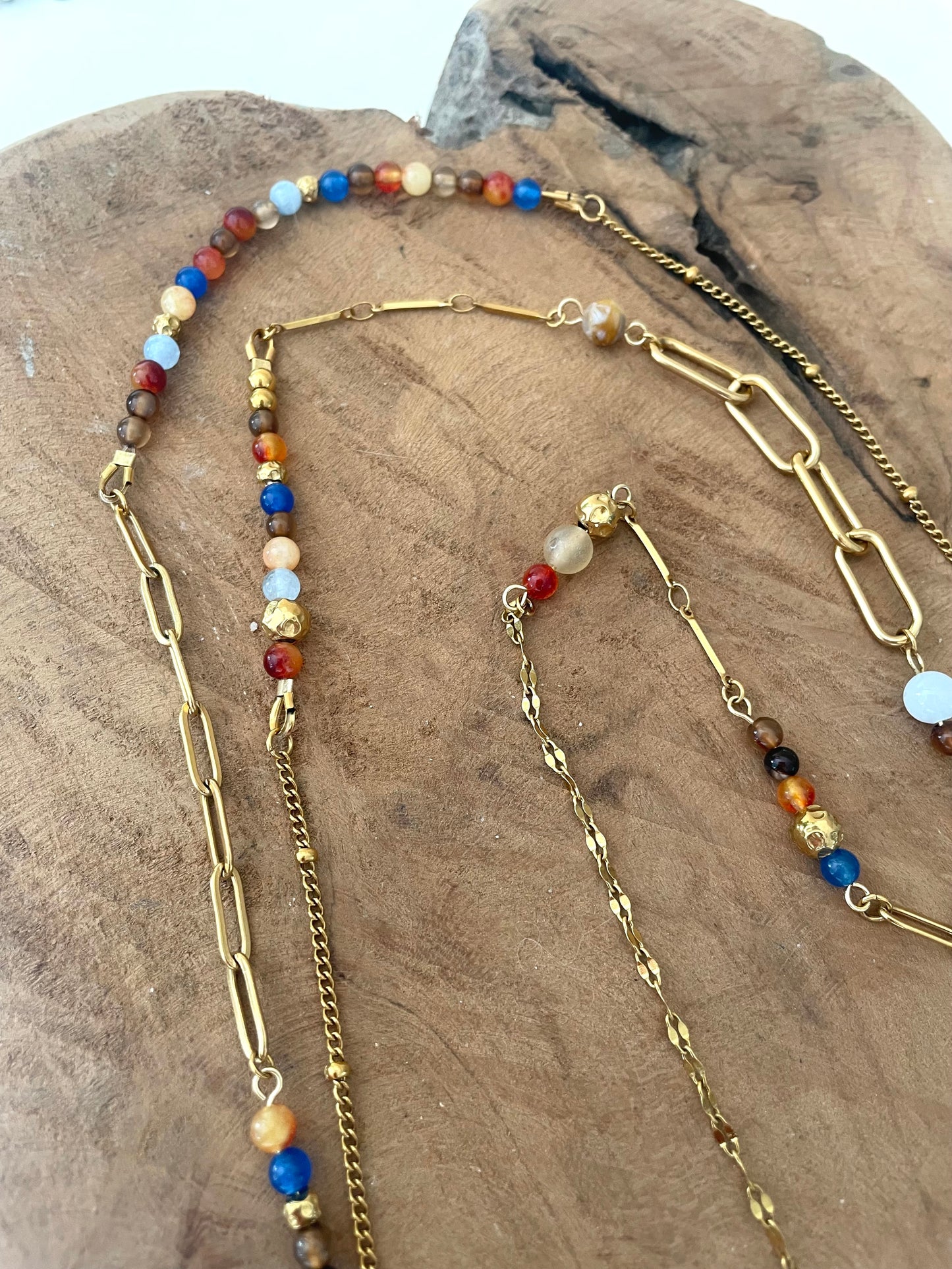 Détail chaîne et perles naturelles marron bleu orange sautoir léopard