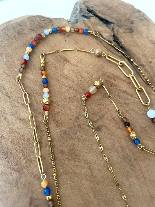 Détail chaîne et perles naturelles marron bleu orange sautoir léopard