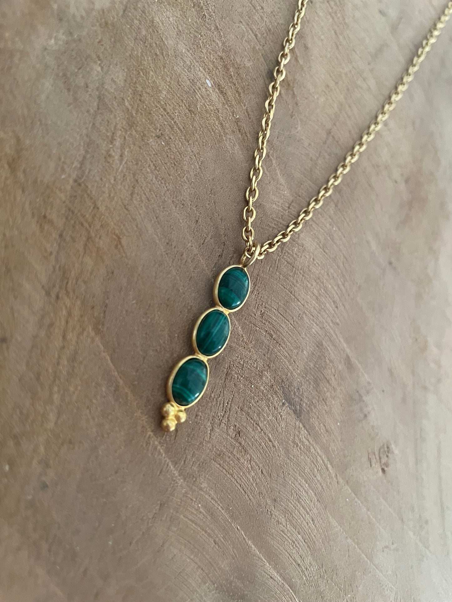 Collier doré avec pendentif serti de malachite